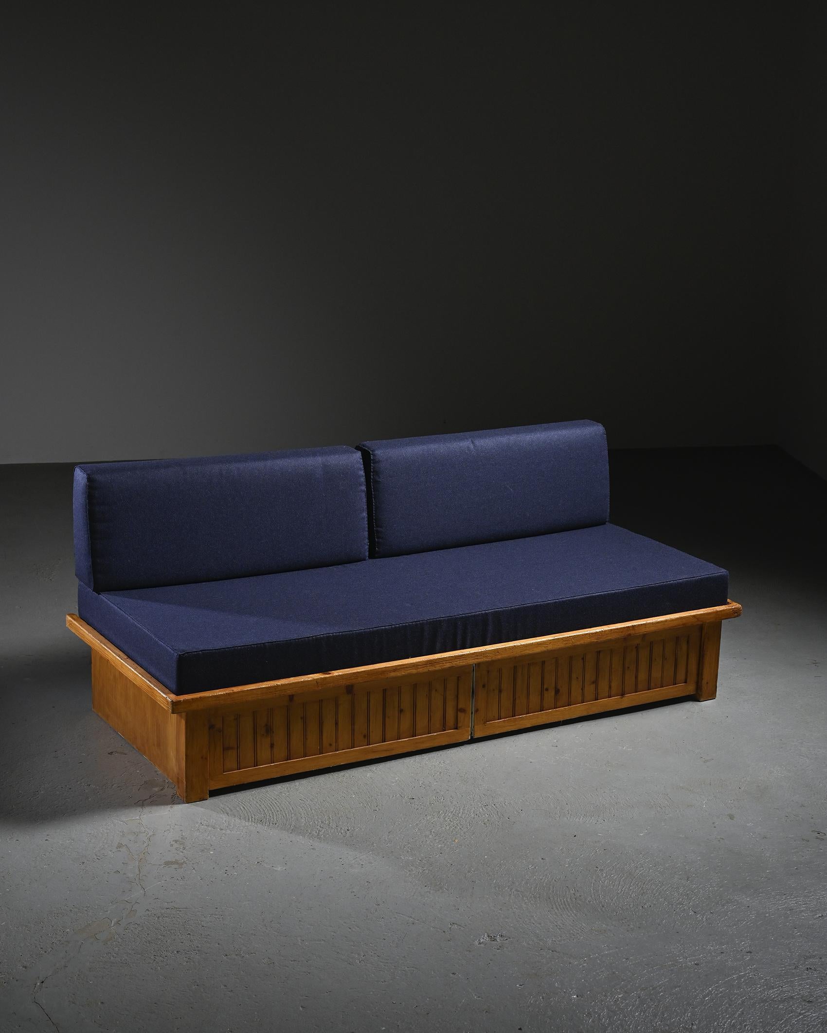 Pine sofa bed  by Charlotte Perriand, Les Arcs 1970 État moyen - En vente à VILLEURBANNE, FR