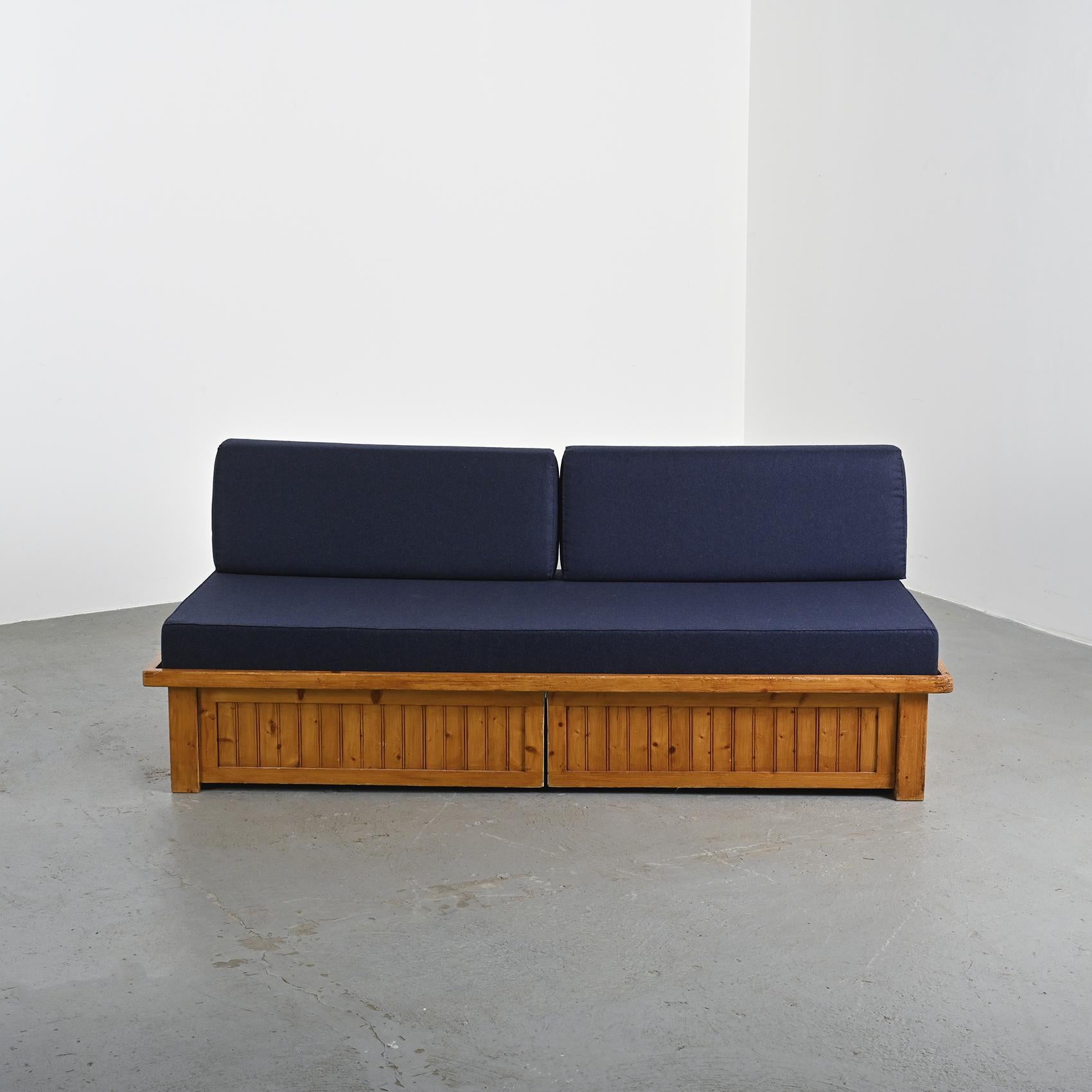 20ième siècle Pine sofa bed  by Charlotte Perriand, Les Arcs 1970 en vente