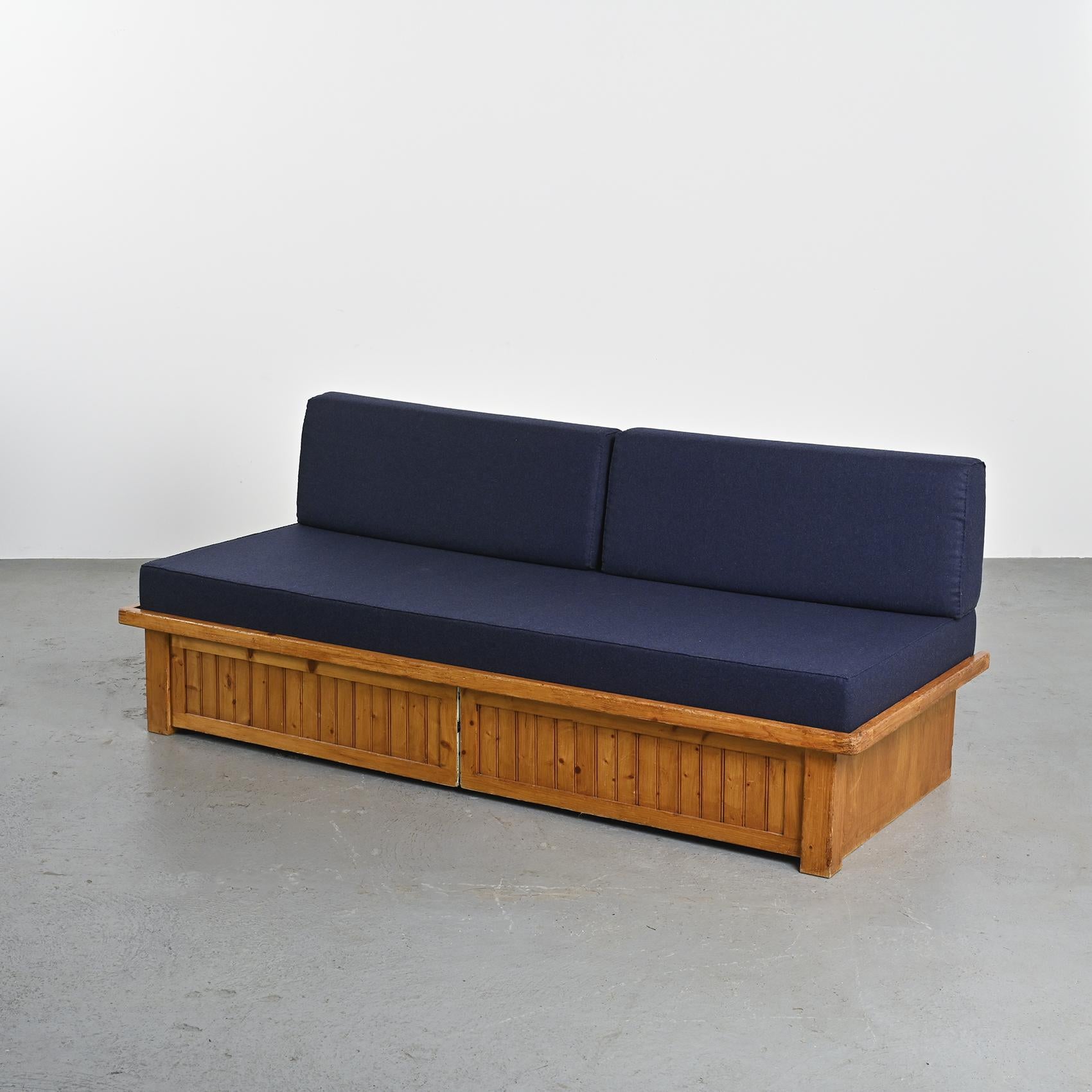 Pine sofa bed  by Charlotte Perriand, Les Arcs 1970 en vente 1