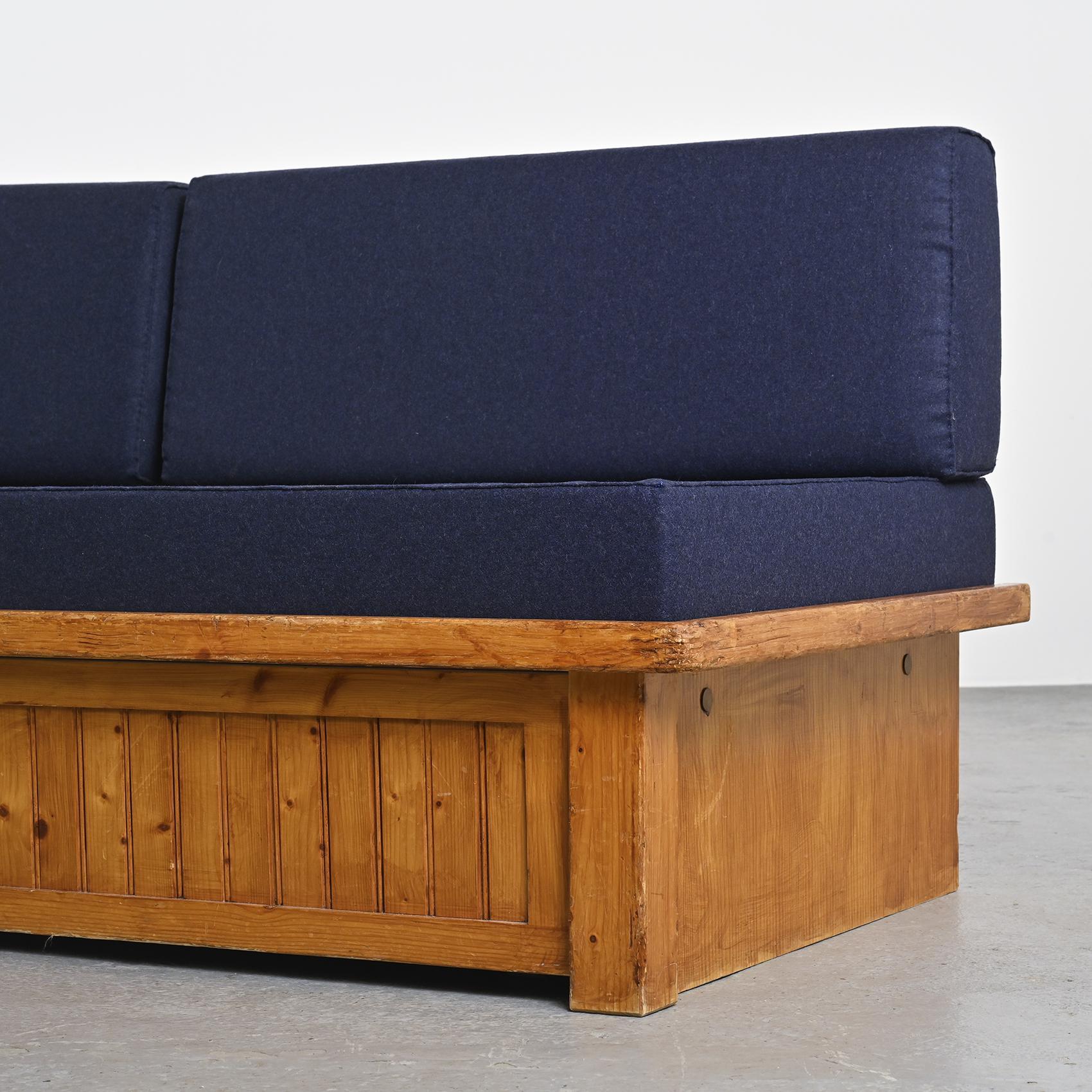 Pine sofa bed  by Charlotte Perriand, Les Arcs 1970 en vente 2