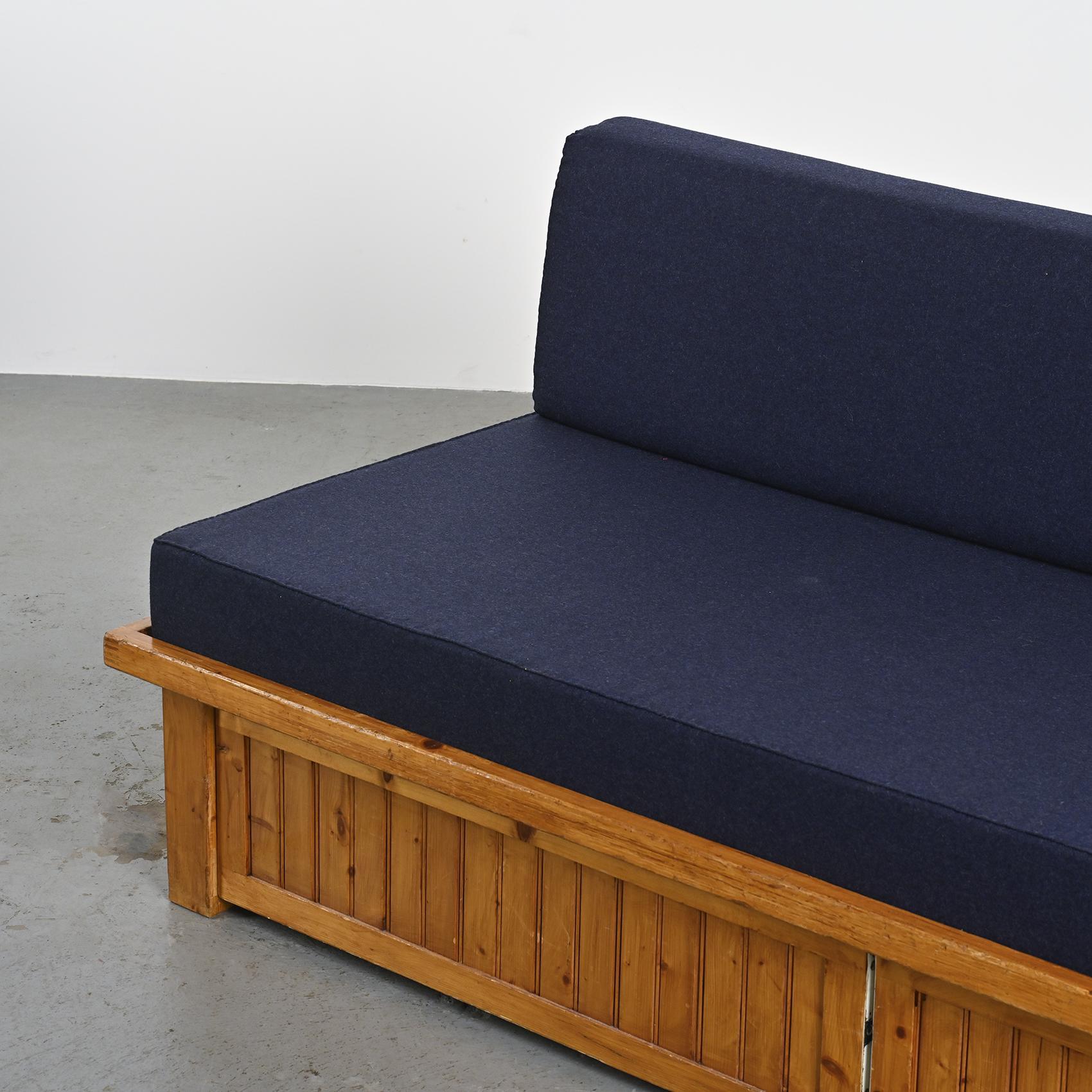 Pine sofa bed  by Charlotte Perriand, Les Arcs 1970 en vente 3