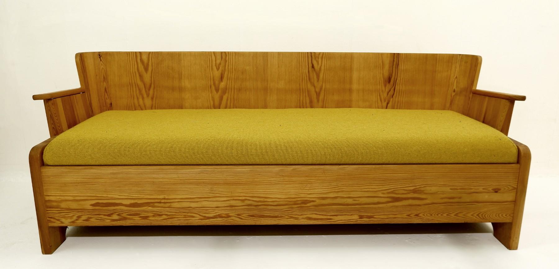 Pine sofa/bench by Göran Malmvall, Ed. Svensk, circa 1950.