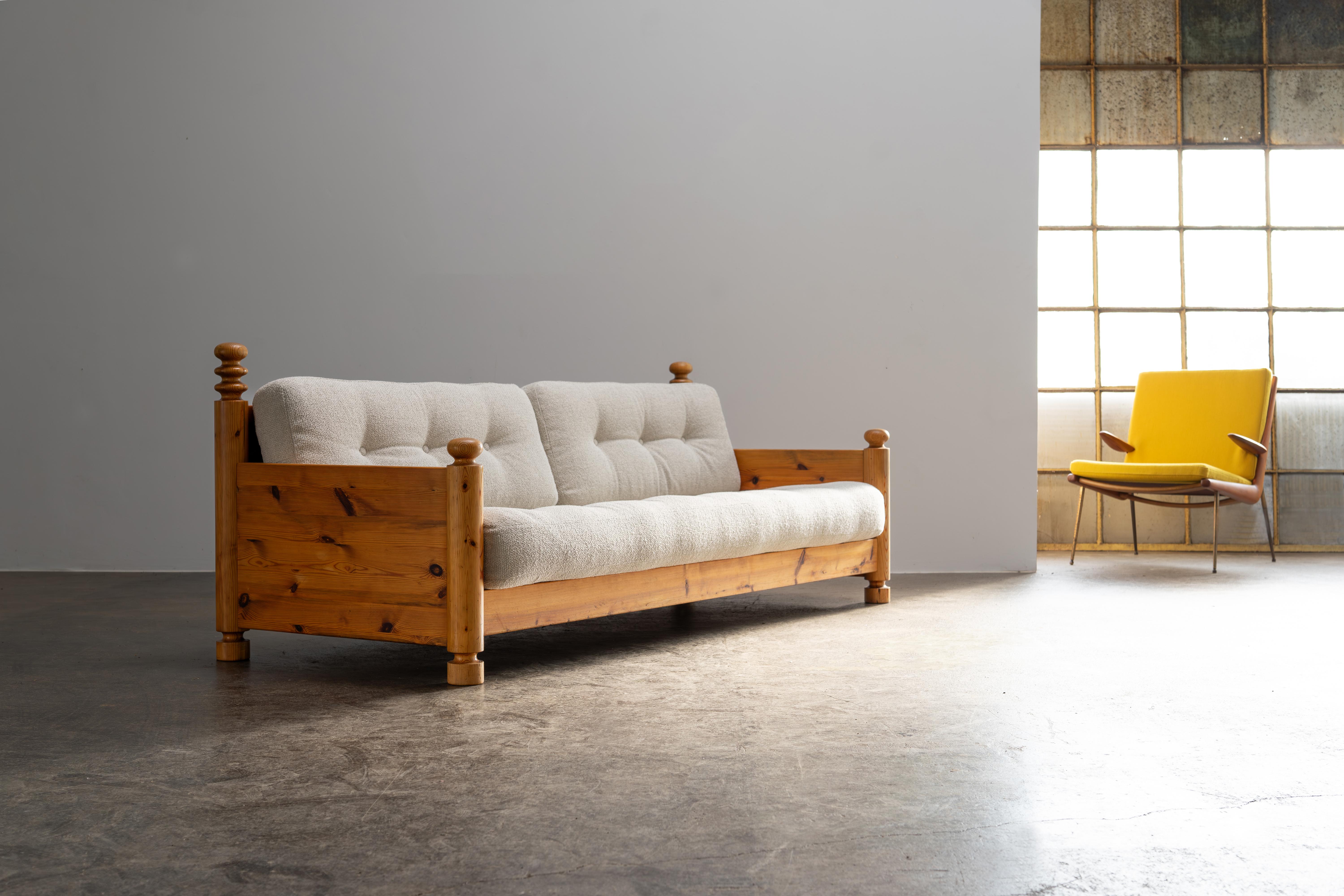 Sofá de pino de Uno & Östen Kristiansson
Luxus Suecia Años 70

Sofá de alta calidad con armazón de madera maciza de pino, fabricado en Suecia. Presenta detalles torneados distintivos y un equilibrio perfecto de encanto rústico y minimalismo moderno.
