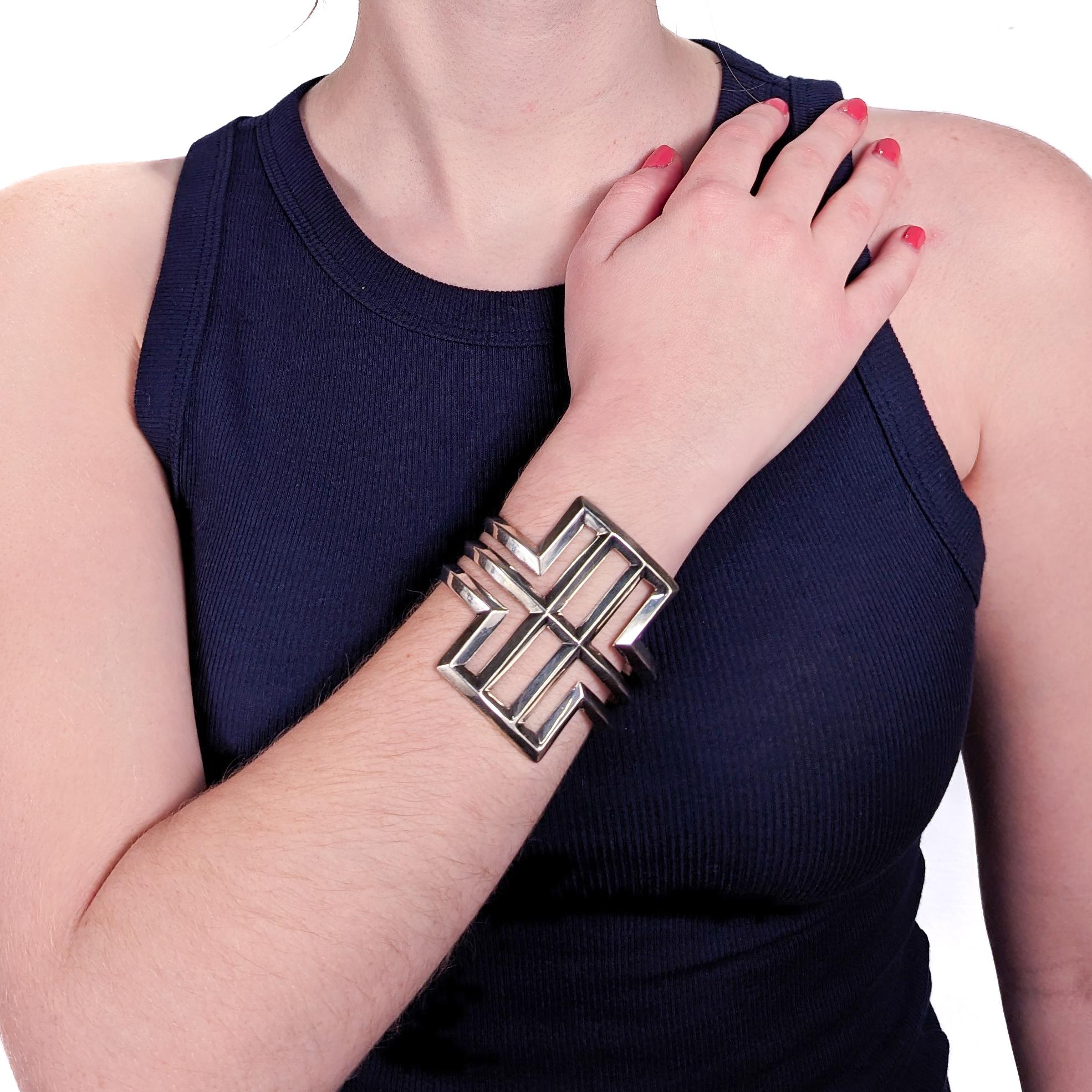 Un beau bracelet Pine Springs.

En argent sterling moulé.

Avec un motif géométrique biseauté au centre et trois rangées biseautées de chaque côté.

Estampillé au milieu 
