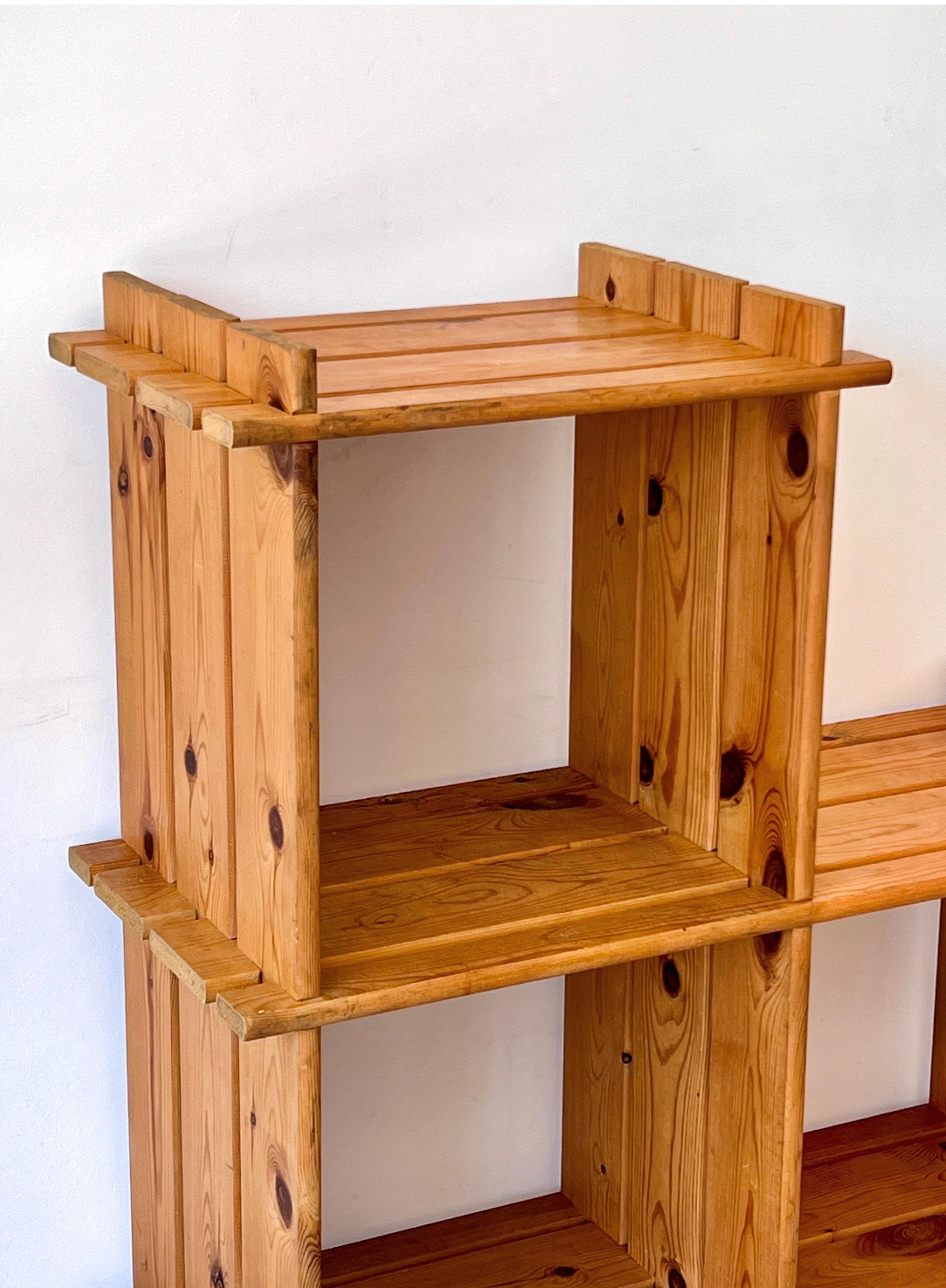 Pine staircase shelf from the 80s, in the Maison Regain style For Sale 3