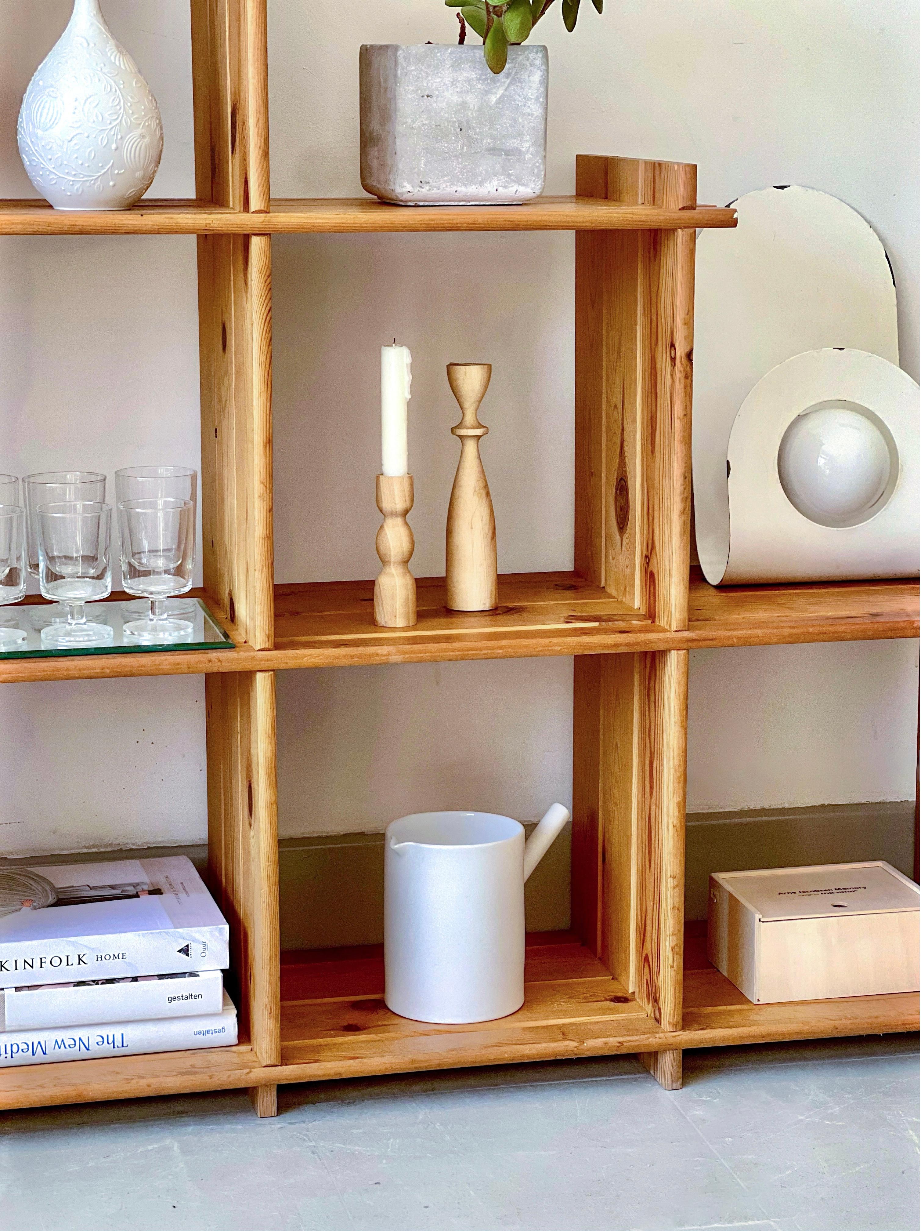 Pine staircase shelf from the 80s, in the Maison Regain style For Sale 4