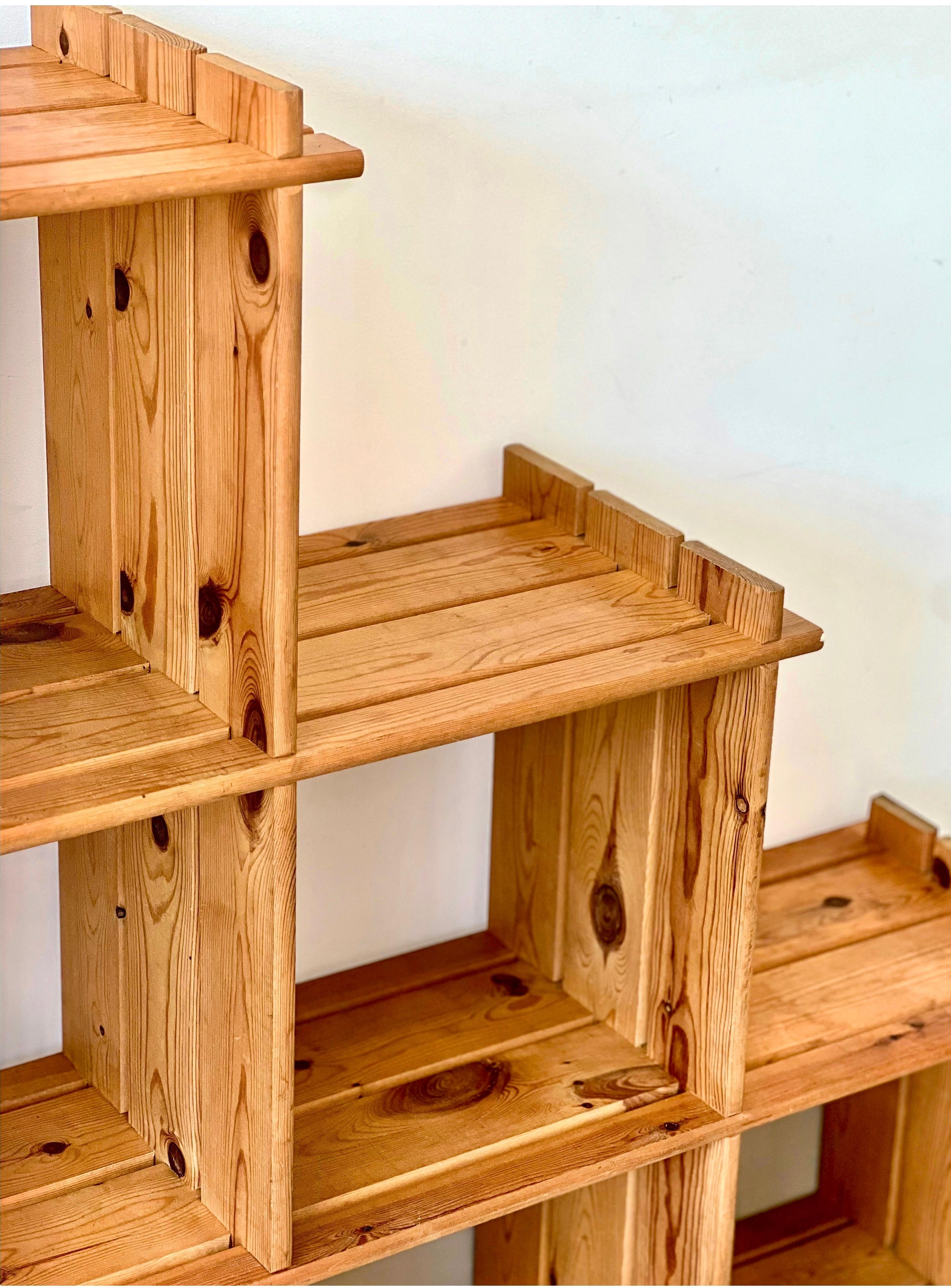 Pine staircase shelf from the 80s, in the Maison Regain style For Sale 5