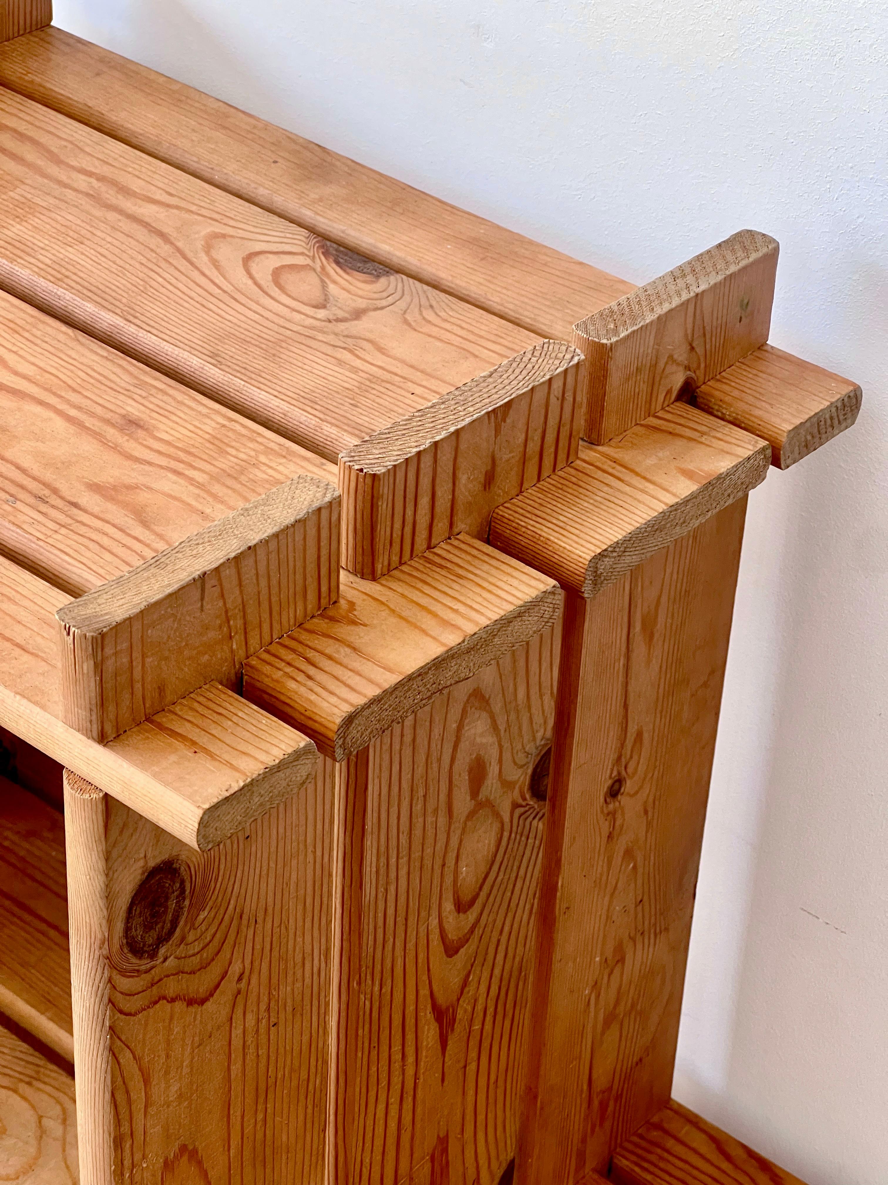 Pine staircase shelf from the 80s, in the Maison Regain style For Sale 7