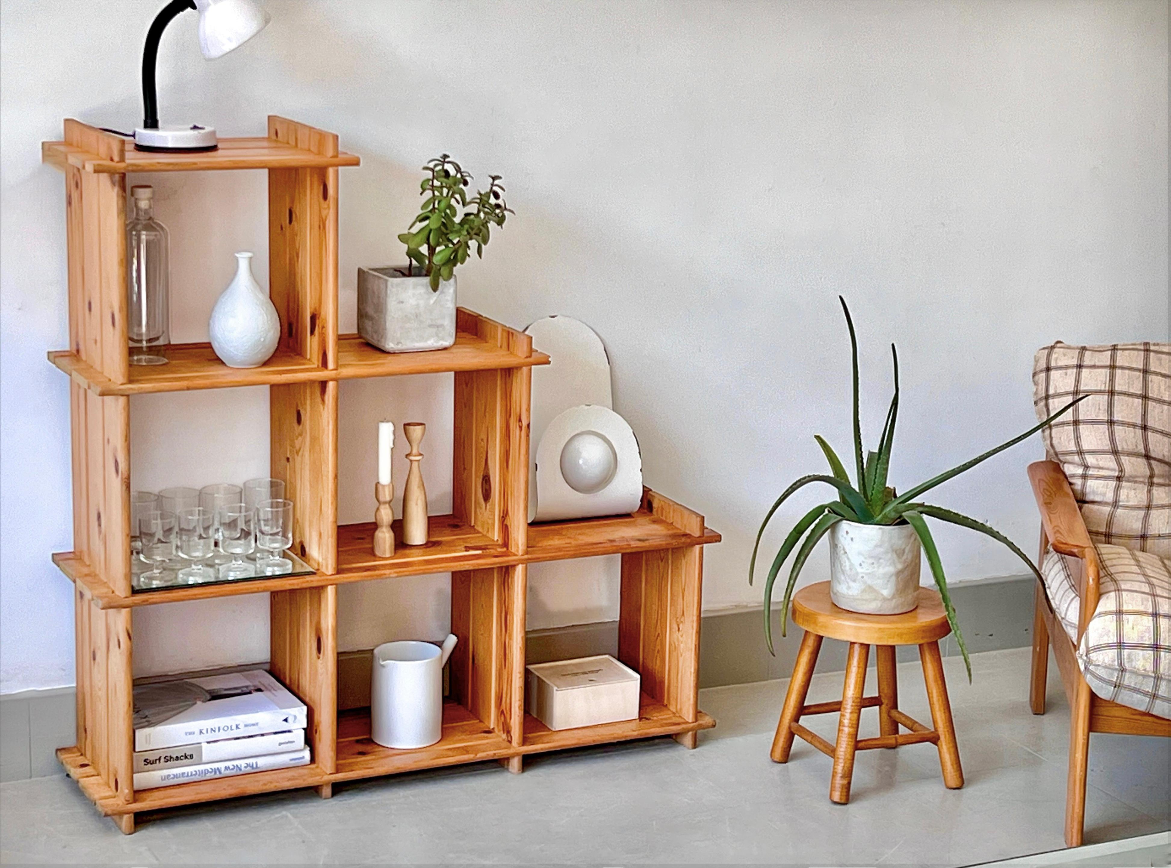 Refined and very current : a pine stair-case-book-case from the 80s, in the Maison Regain style.
To position as you wish: against a wall, ideal for displaying your books and trinkets or as a room divider to create an office or dining room space, in