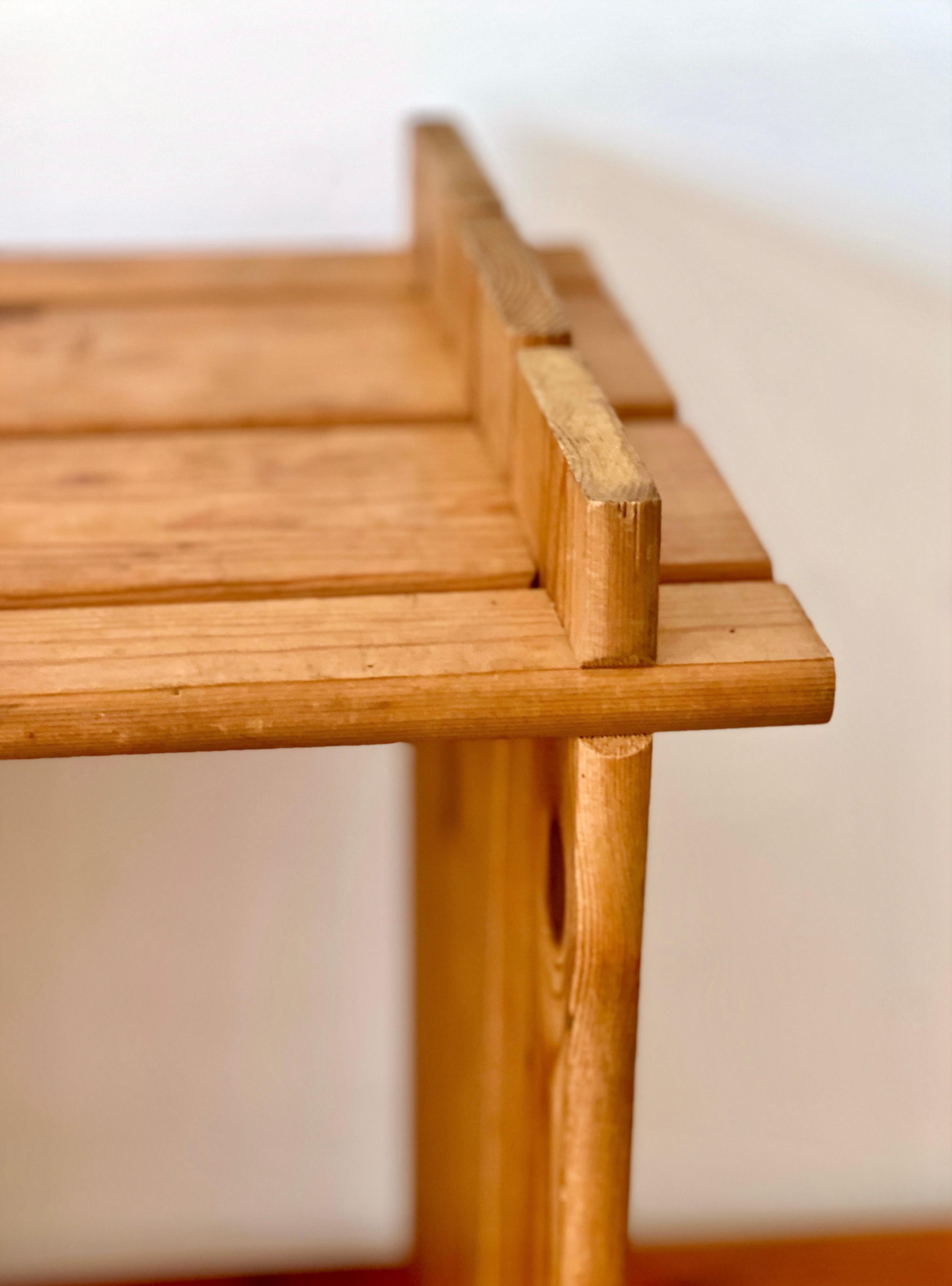 Modern Pine staircase shelf from the 80s, in the Maison Regain style For Sale