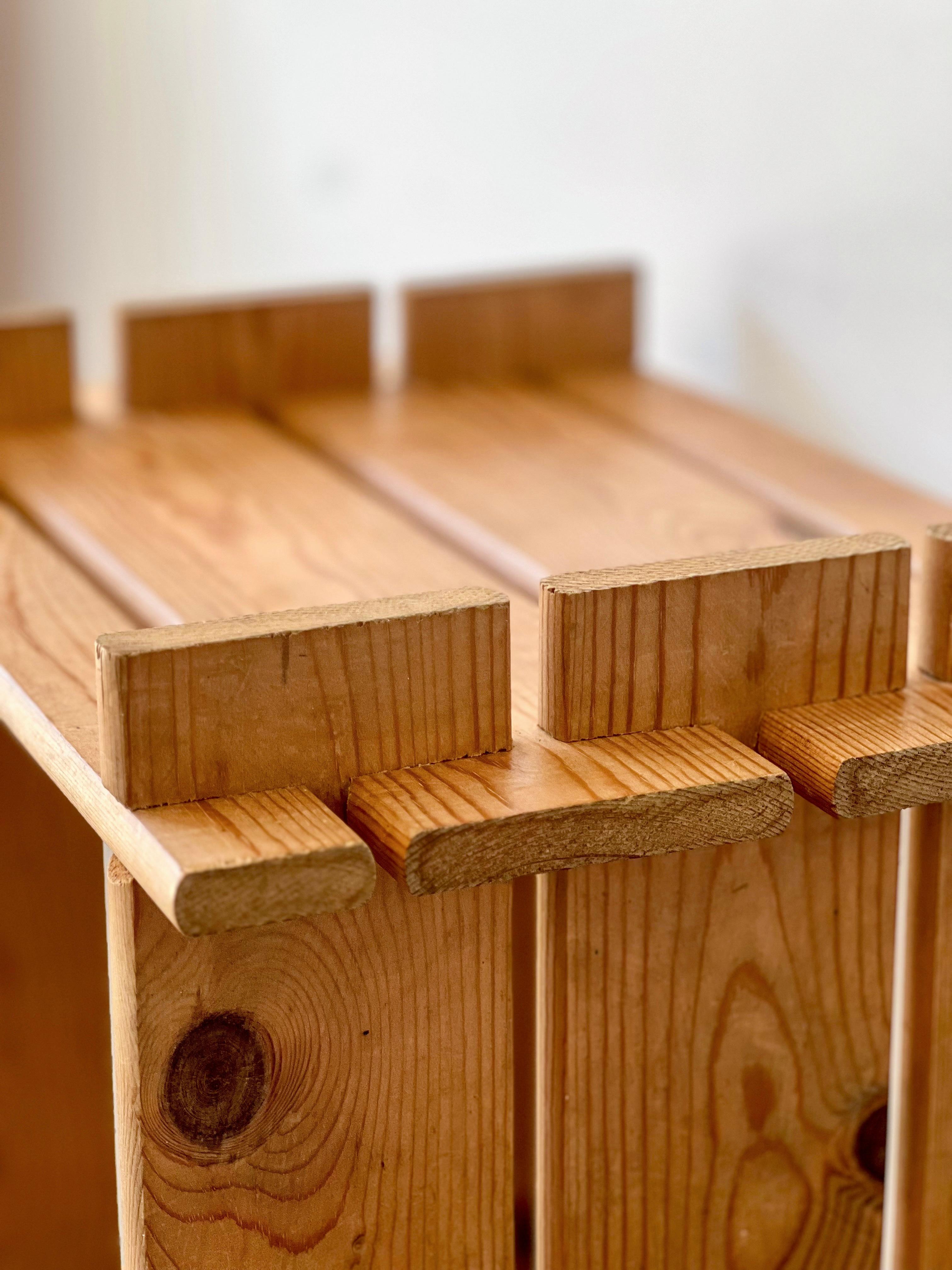 Pine staircase shelf from the 80s, in the Maison Regain style In Good Condition For Sale In Bruxelles, BE