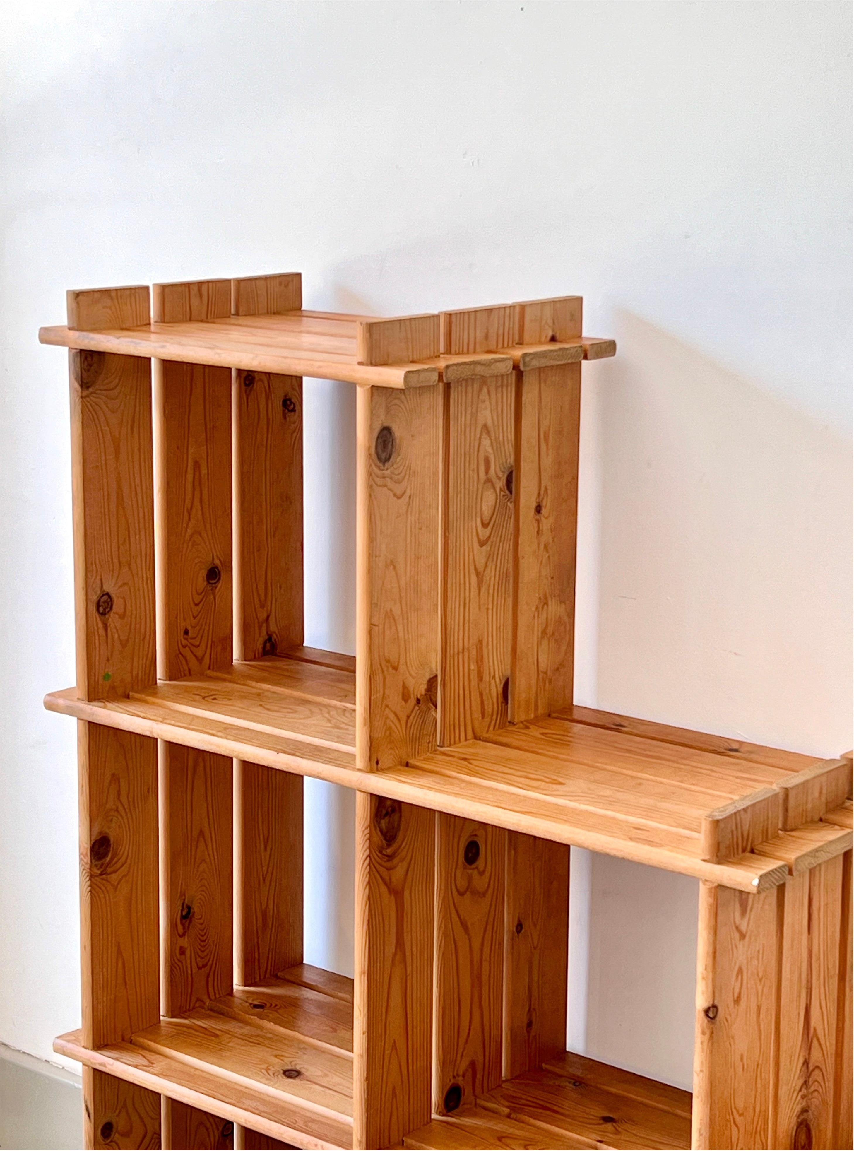 Late 20th Century Pine staircase shelf from the 80s, in the Maison Regain style For Sale