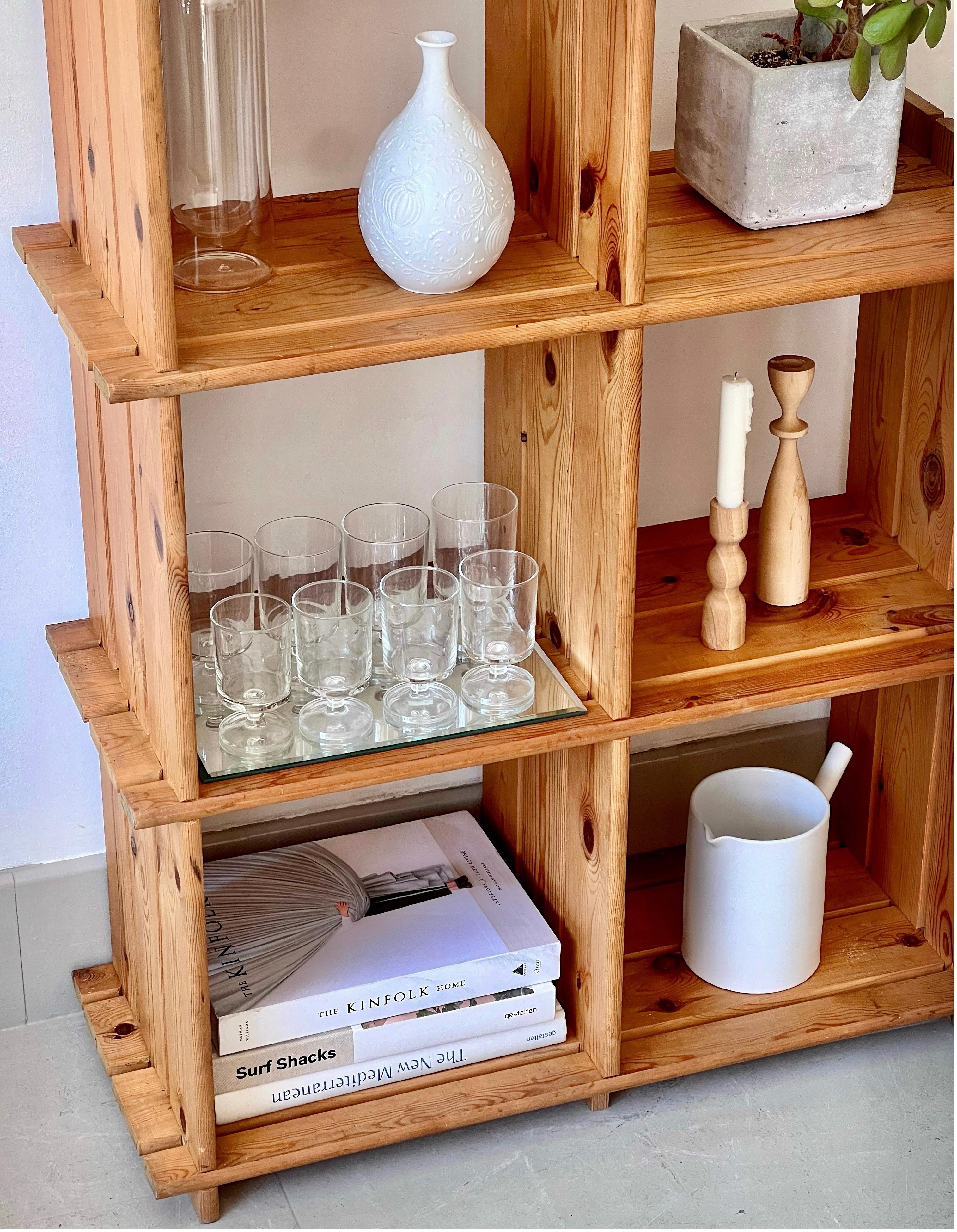 Pine staircase shelf from the 80s, in the Maison Regain style For Sale 1
