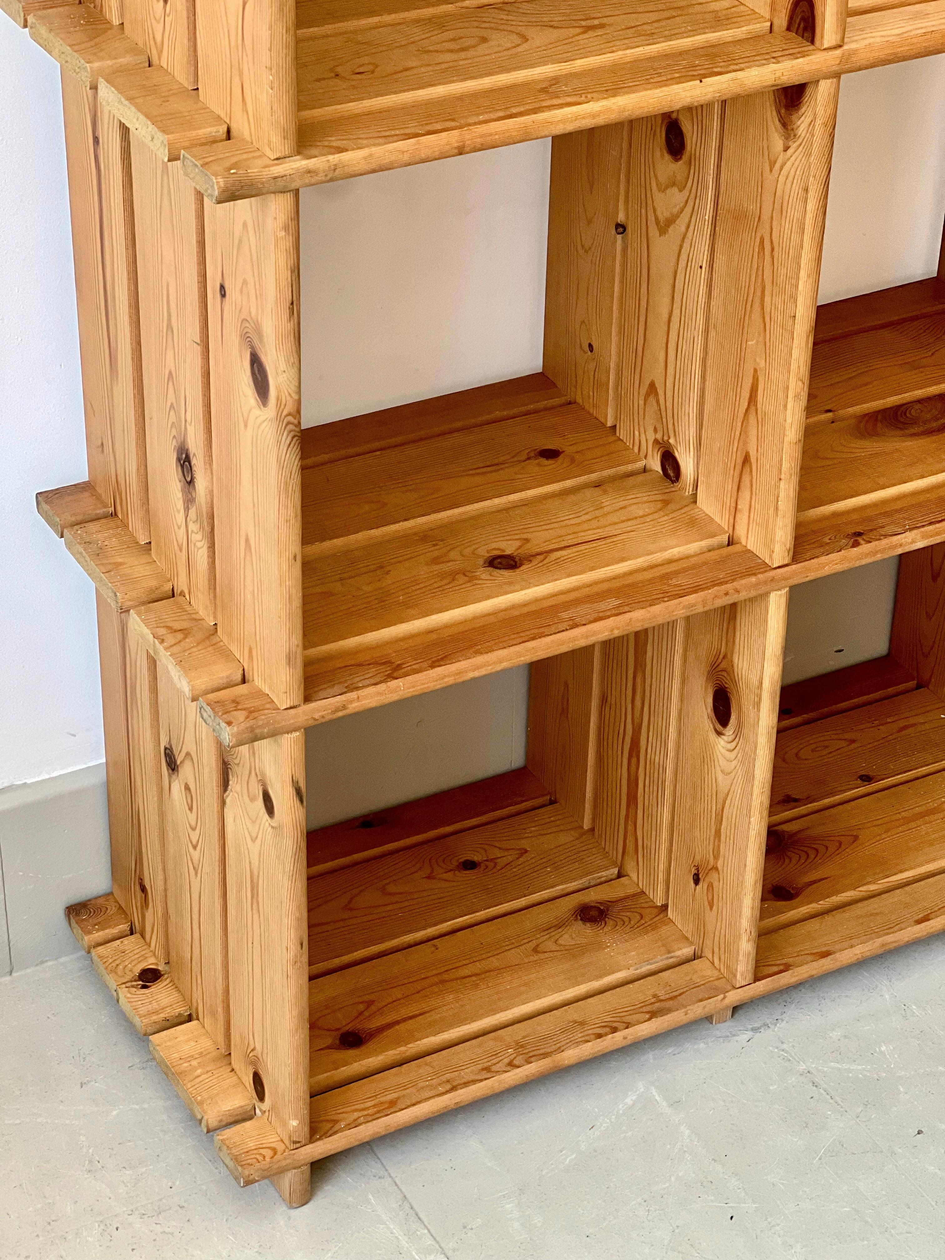 Pine staircase shelf from the 80s, in the Maison Regain style For Sale 2