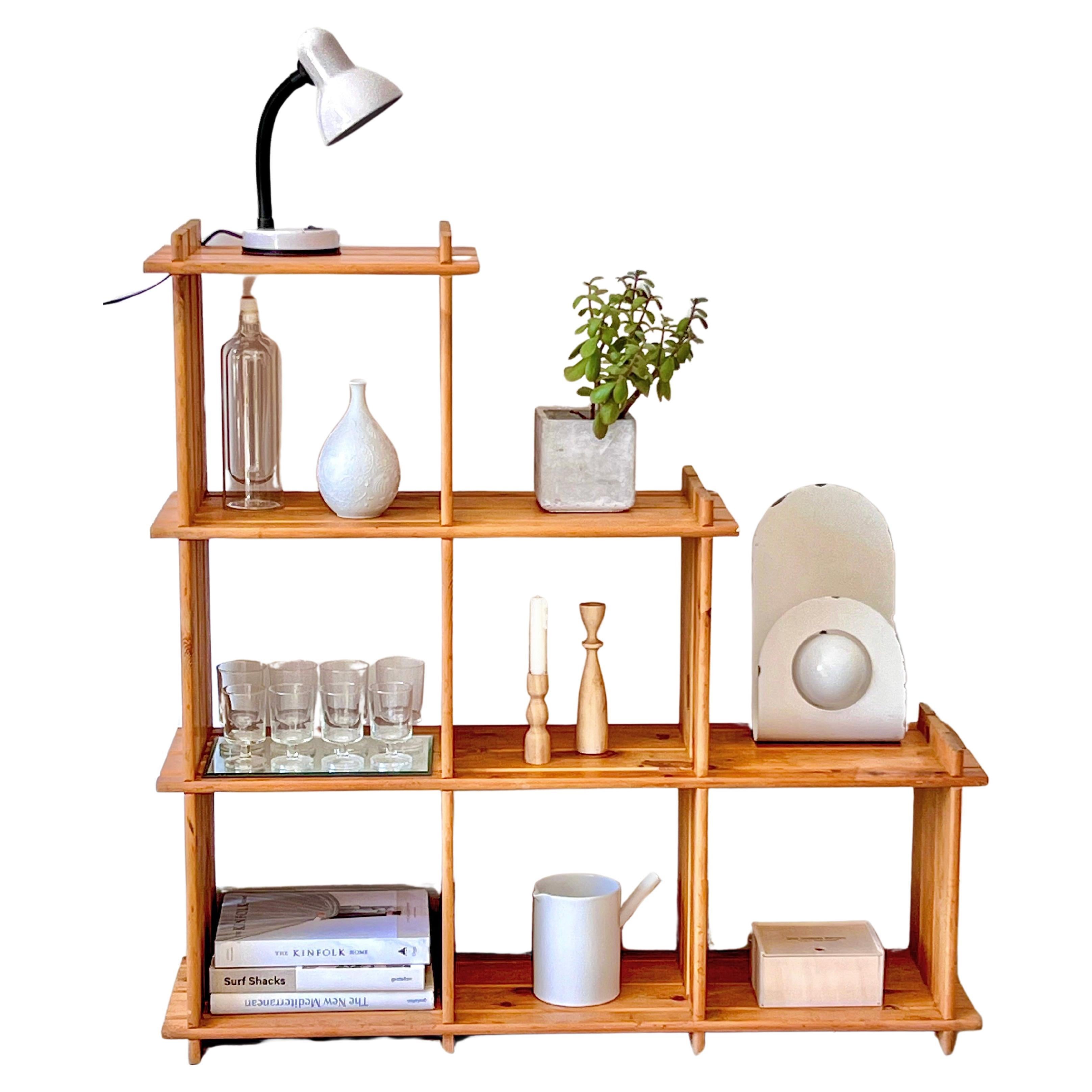 Pine staircase shelf from the 80s, in the Maison Regain style For Sale