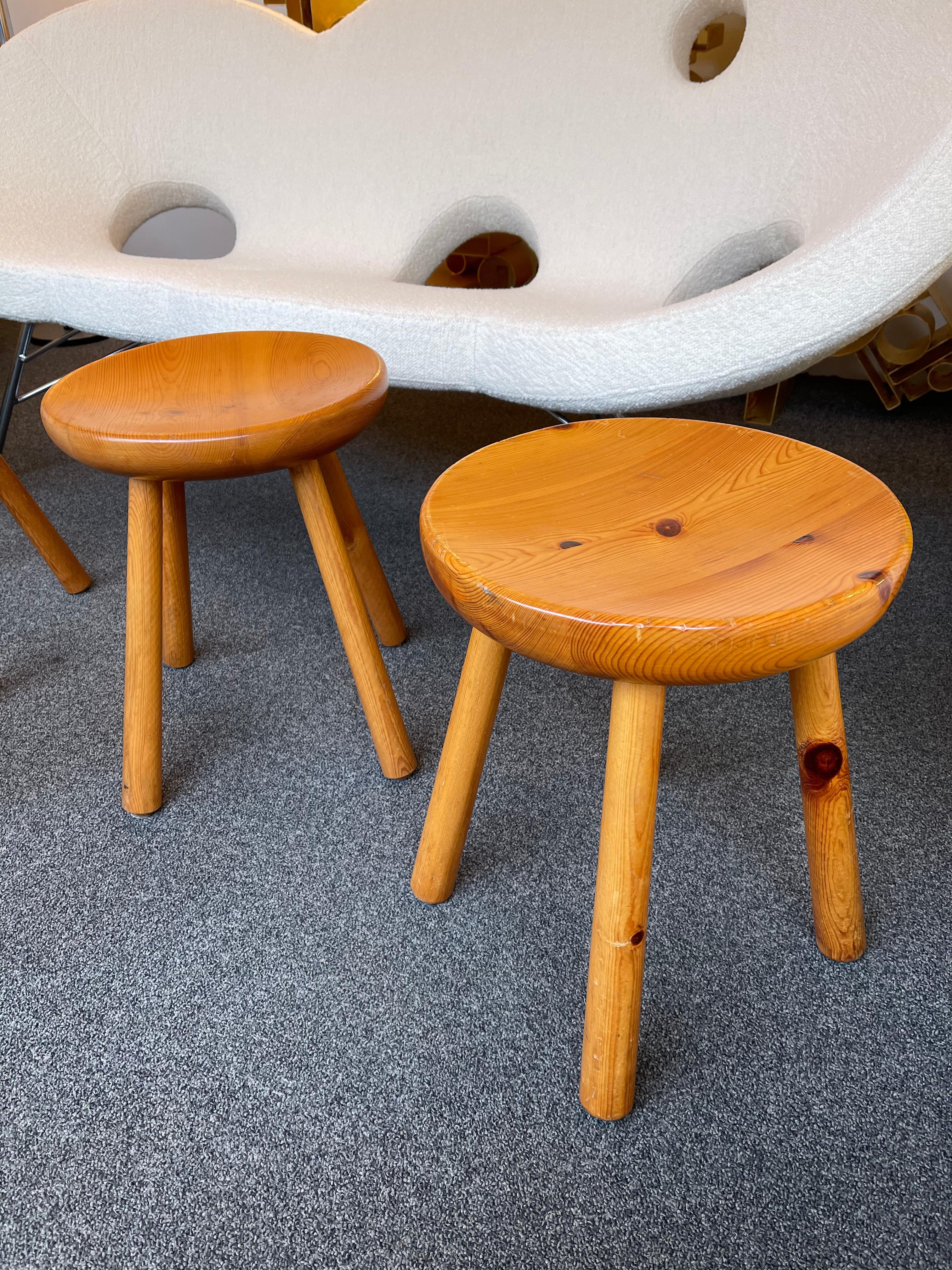 Geschnitzter Hocker aus massivem Kiefernholz, Design Les Arcs, Charlotte Perriand zugeschrieben. Berühmtes Design wie Pierre Jeanneret, Chandigarh, Le Corbusier, Jean Prouvé.

Preis pro Hocker, im Verkauf separat.