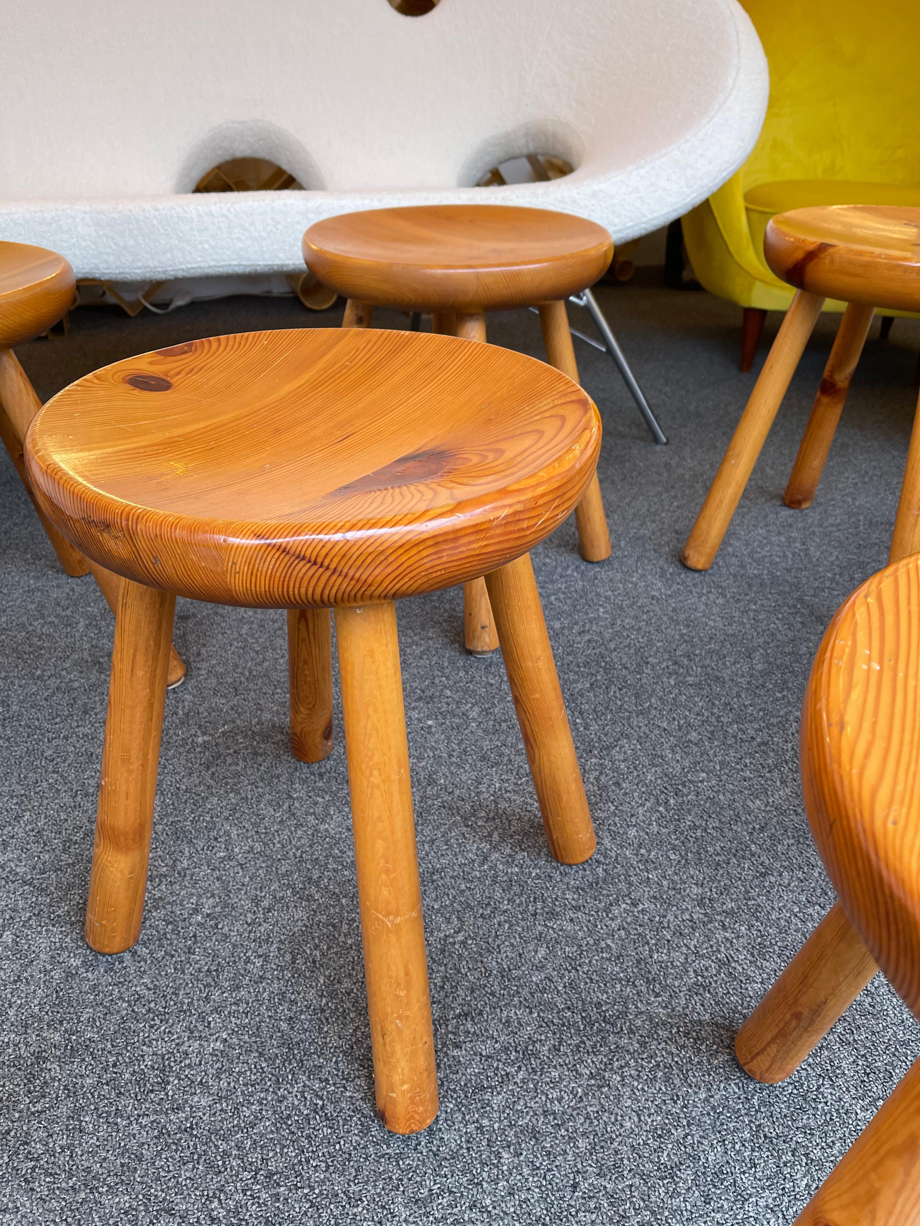 Pine Stool Attributed to Charlotte Perriand, France, 1960s In Good Condition For Sale In SAINT-OUEN, FR