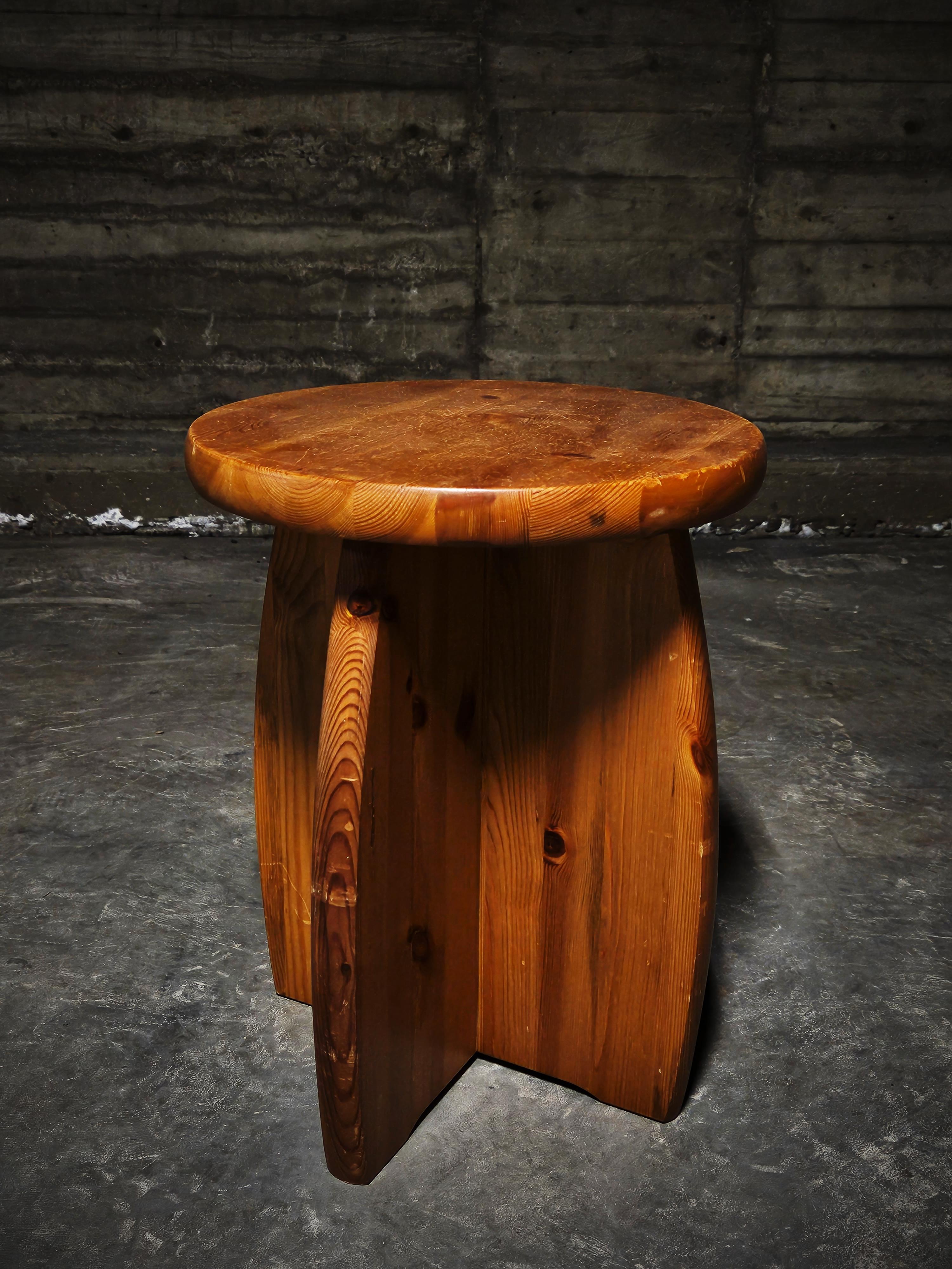 Brutalistic pine stool designed and produced in Sweden in the 1970s. 

Fits together with other so called sports cabin furniture. A style made famous by Swedish designer Axel Einar Hjorth in the 1930s. 

