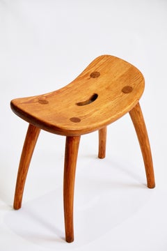 Der Hocker aus Kiefernholz wurde von Torsten Claesson in den 40er Jahren in Schweden entworfen.