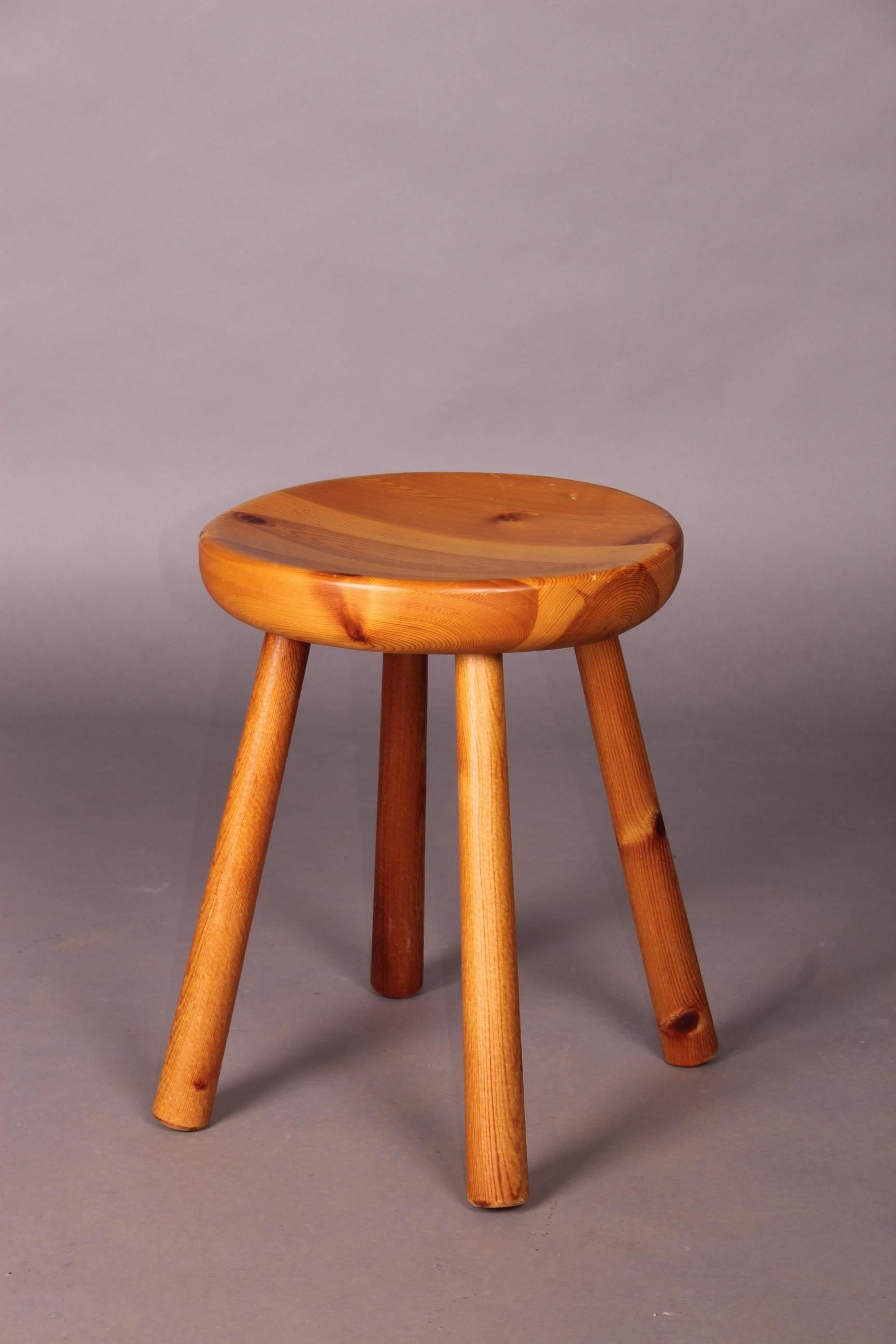 Pine Stool In Good Condition In grand Lancy, CH