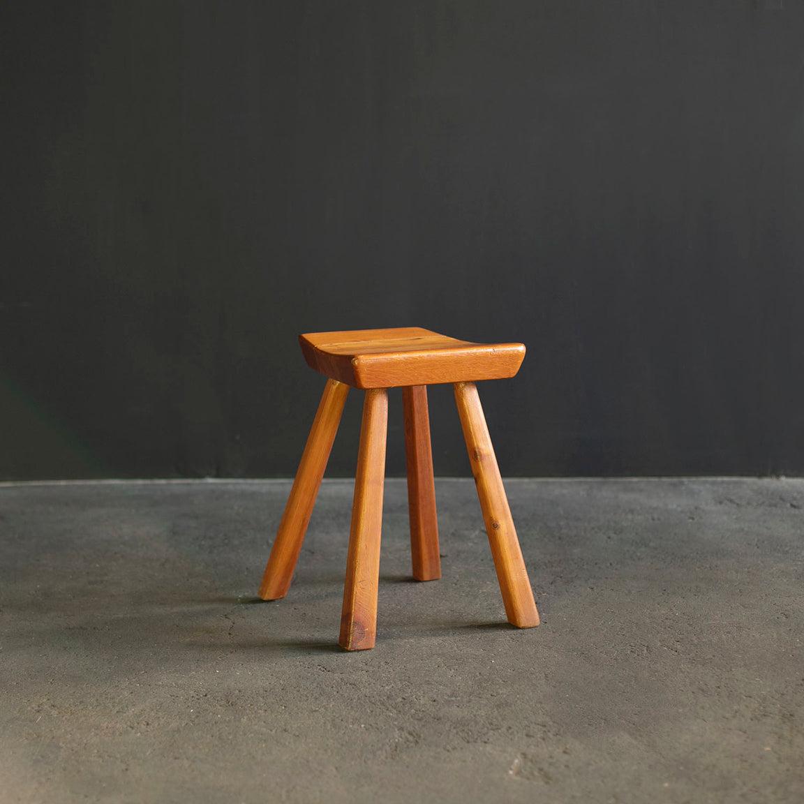 Although the designer is unknown, the very uniquely shaped seat gives this stool powerful accent.
This stool was from Les Arcs 1800, that is famous as one of Charlotte Perriand works. 1980s.