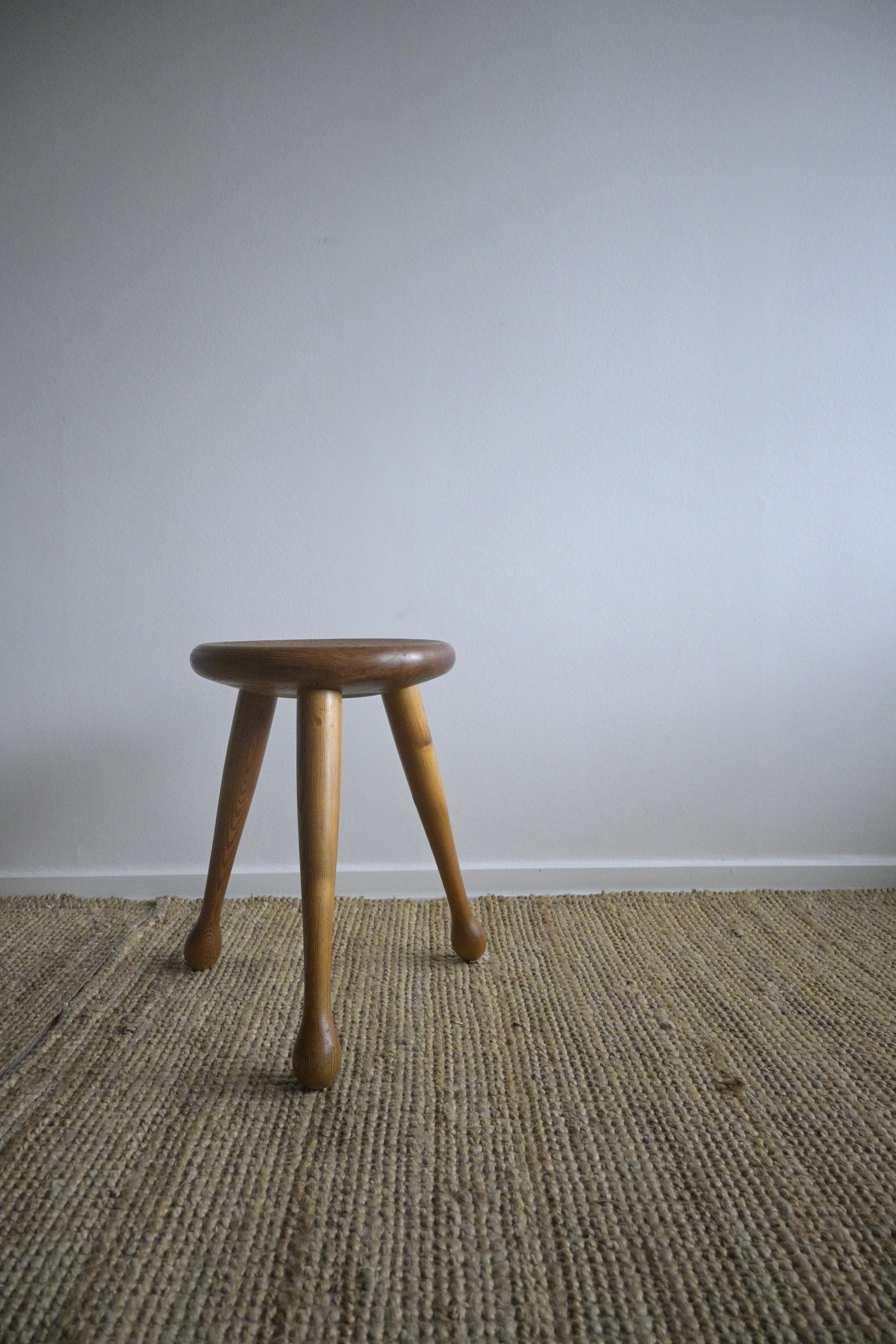 A pine stool produced by Möbelkompaniet Ahl & Wahlén, Sweden, 1960


Heigth: 42 cm/16.5 inch
Diameter: 29 cm/11.4 inch

