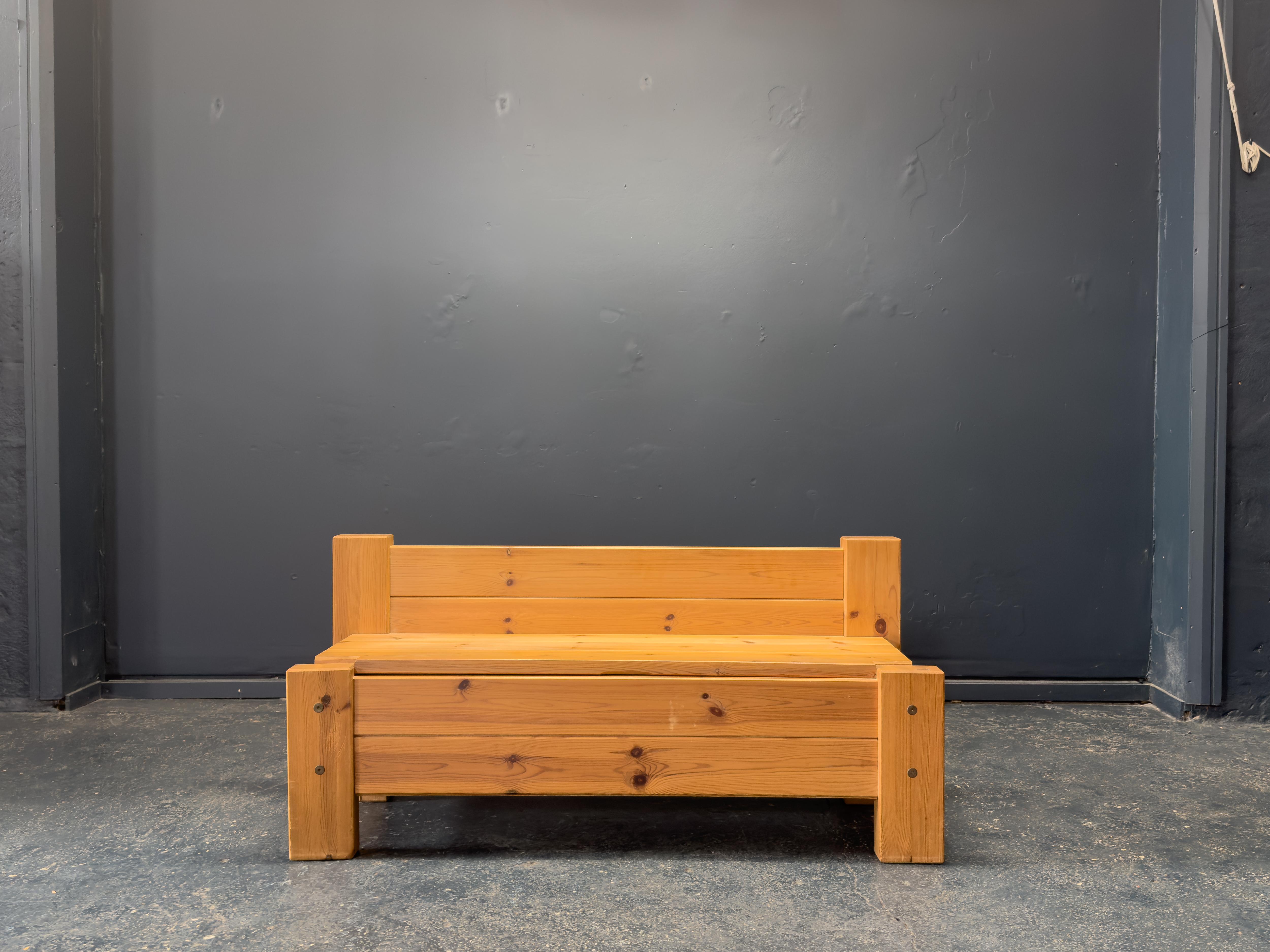 Ce charmant banc en pin se définit par ses lignes architecturales solides et son attrait rustique discret. Fabriqué en pin aux tons chauds avec des nœuds et des veines visibles, le banc présente une esthétique scandinave minimale distincte, avec des