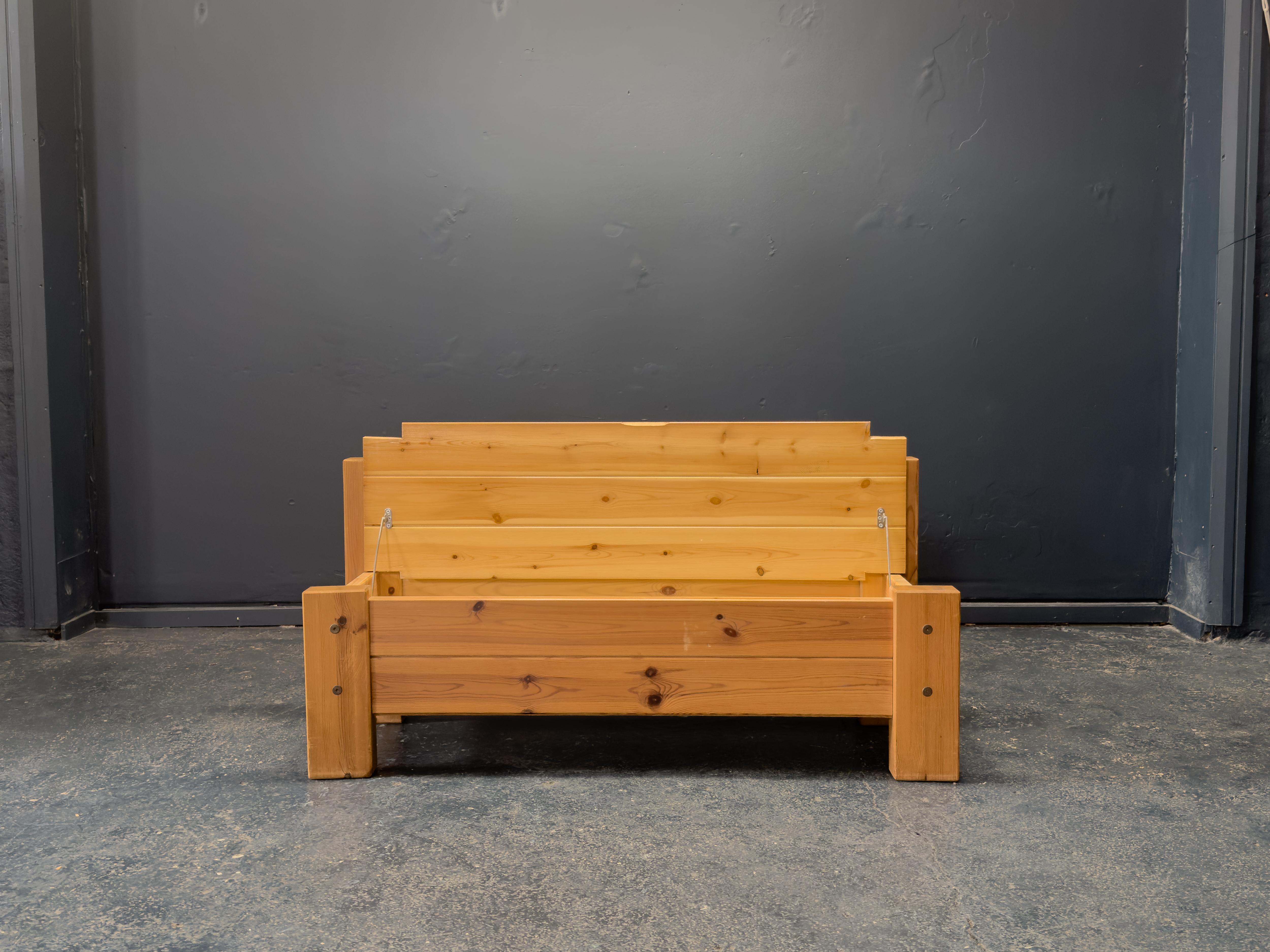 Mid-Century Modern Banc de rangement en pin en vente