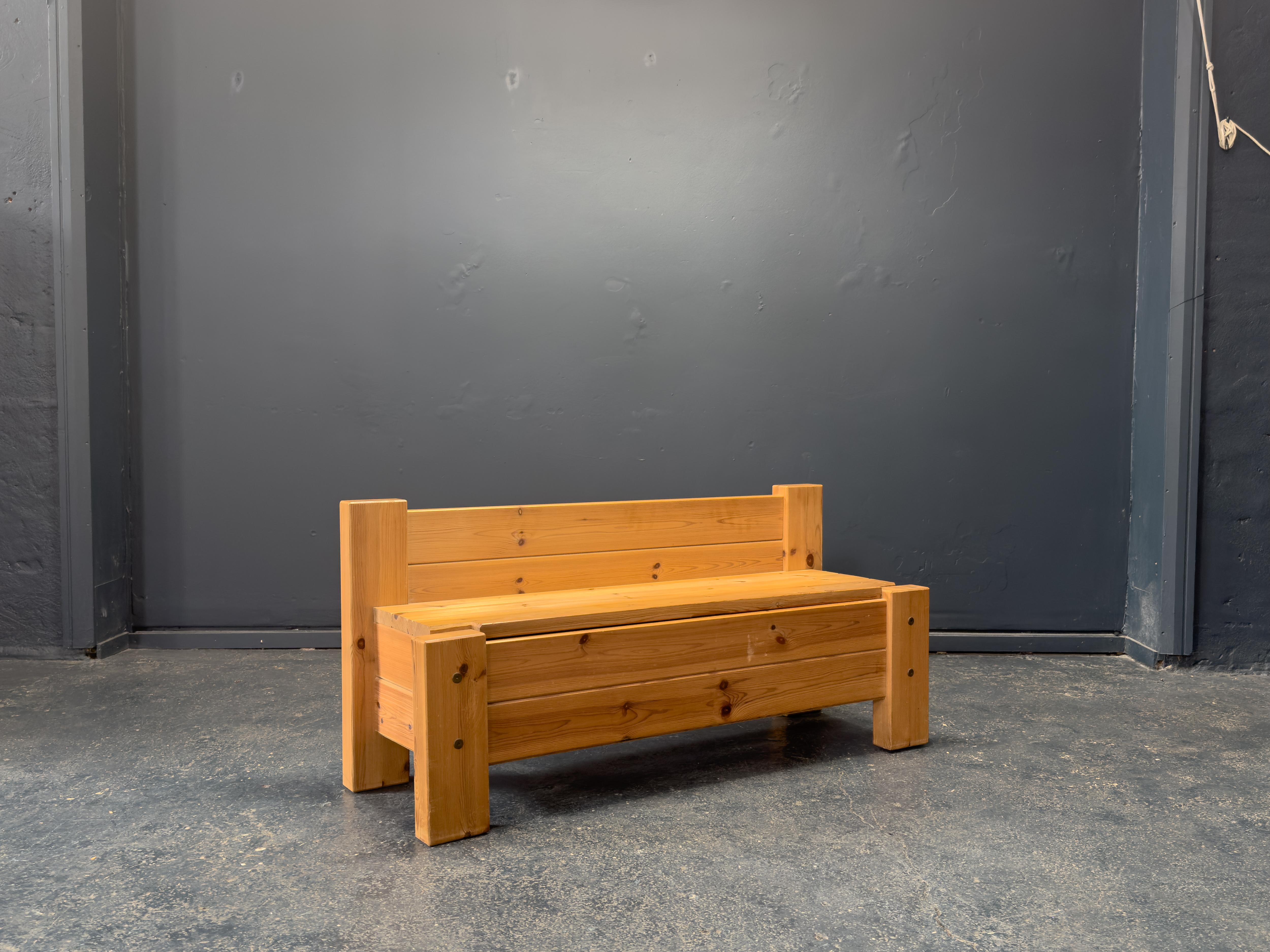 Banc de rangement en pin Bon état - En vente à London, GB