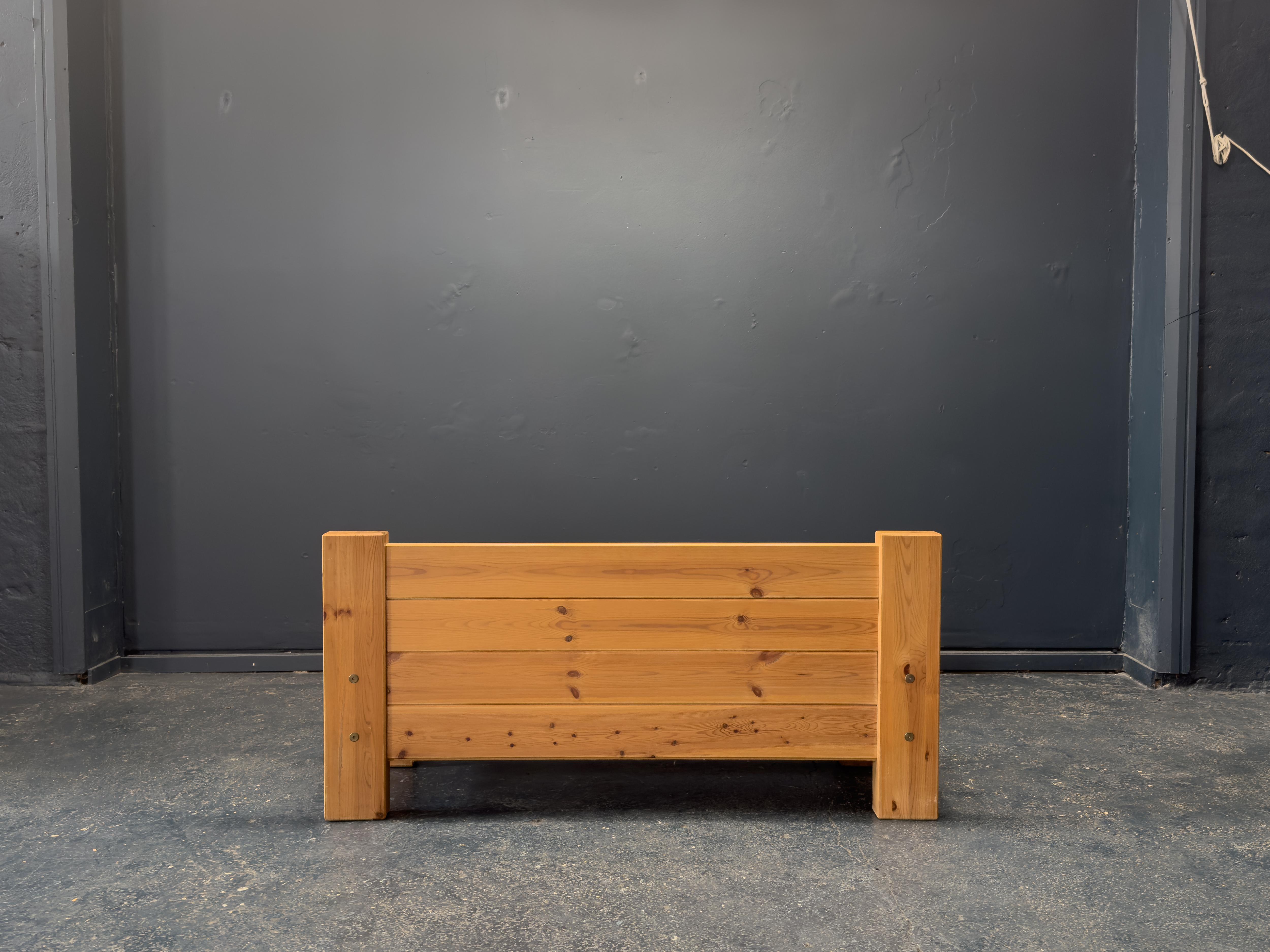 20ième siècle Banc de rangement en pin en vente