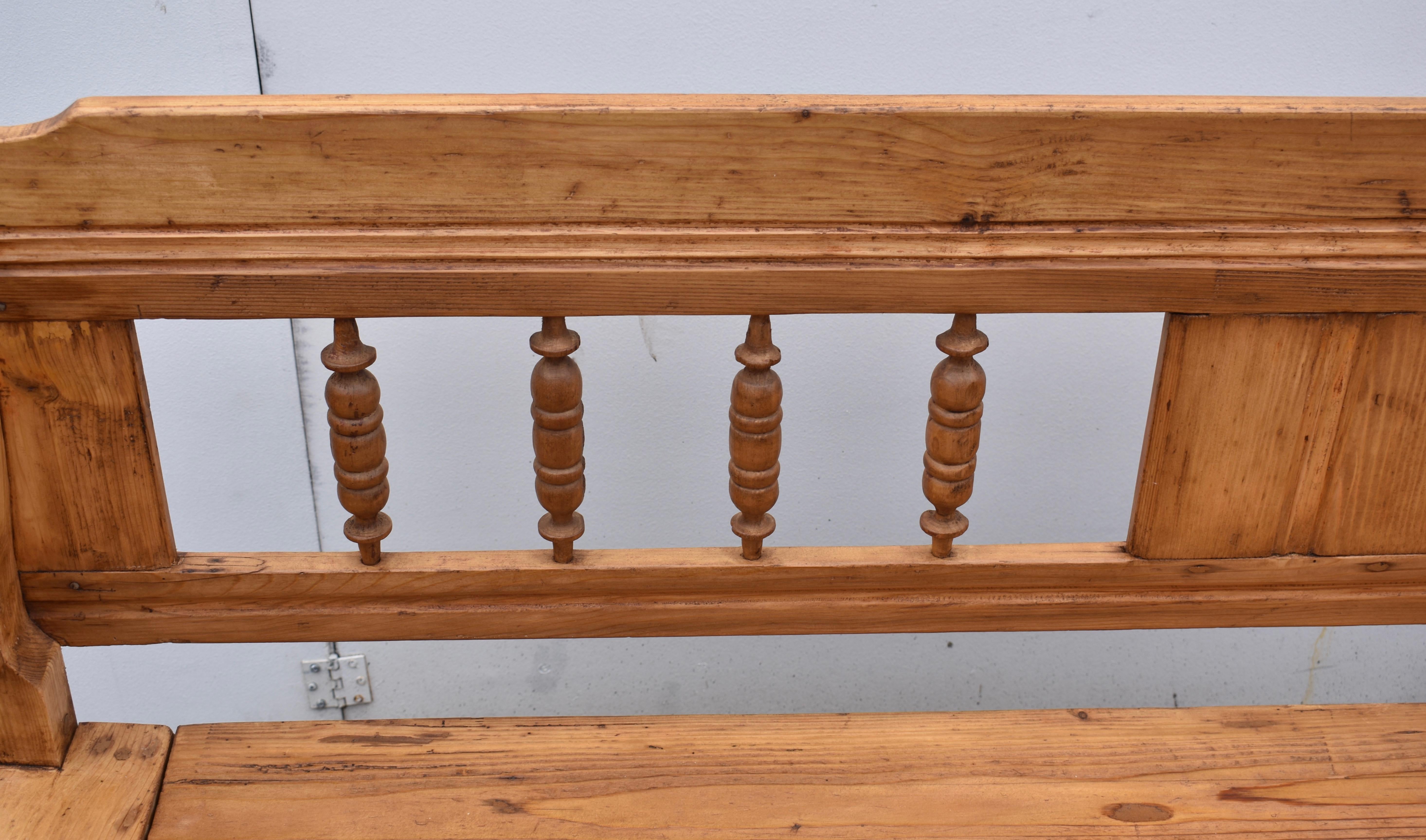 Pine Storage Bench or Settle In Good Condition In Baltimore, MD