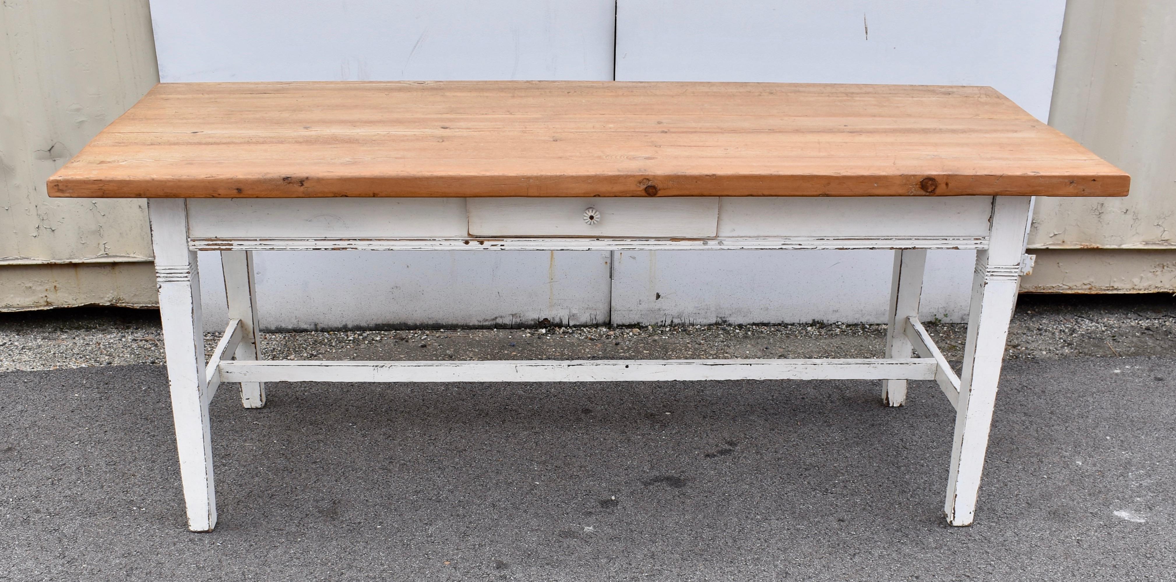 Cette jolie table est idéale comme table de cuisine ou de salle à manger de ferme, ou comme table de travail pour la préparation de la cuisine ou le tri et l'emballage.  La base, recouverte d'une vieille peinture blanc cassé, a été frottée jusqu'au