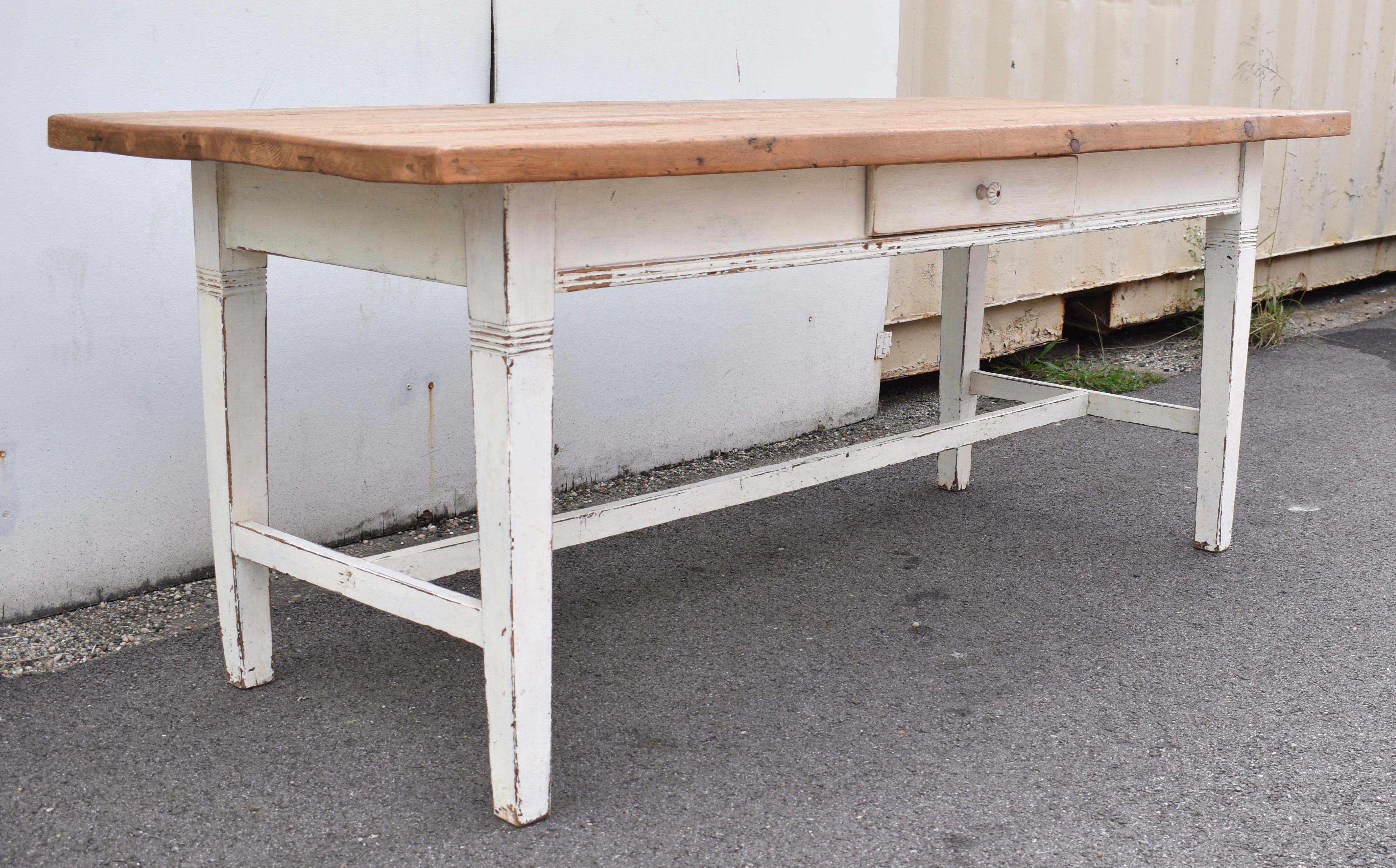 Peint Table de ferme en pin en vente