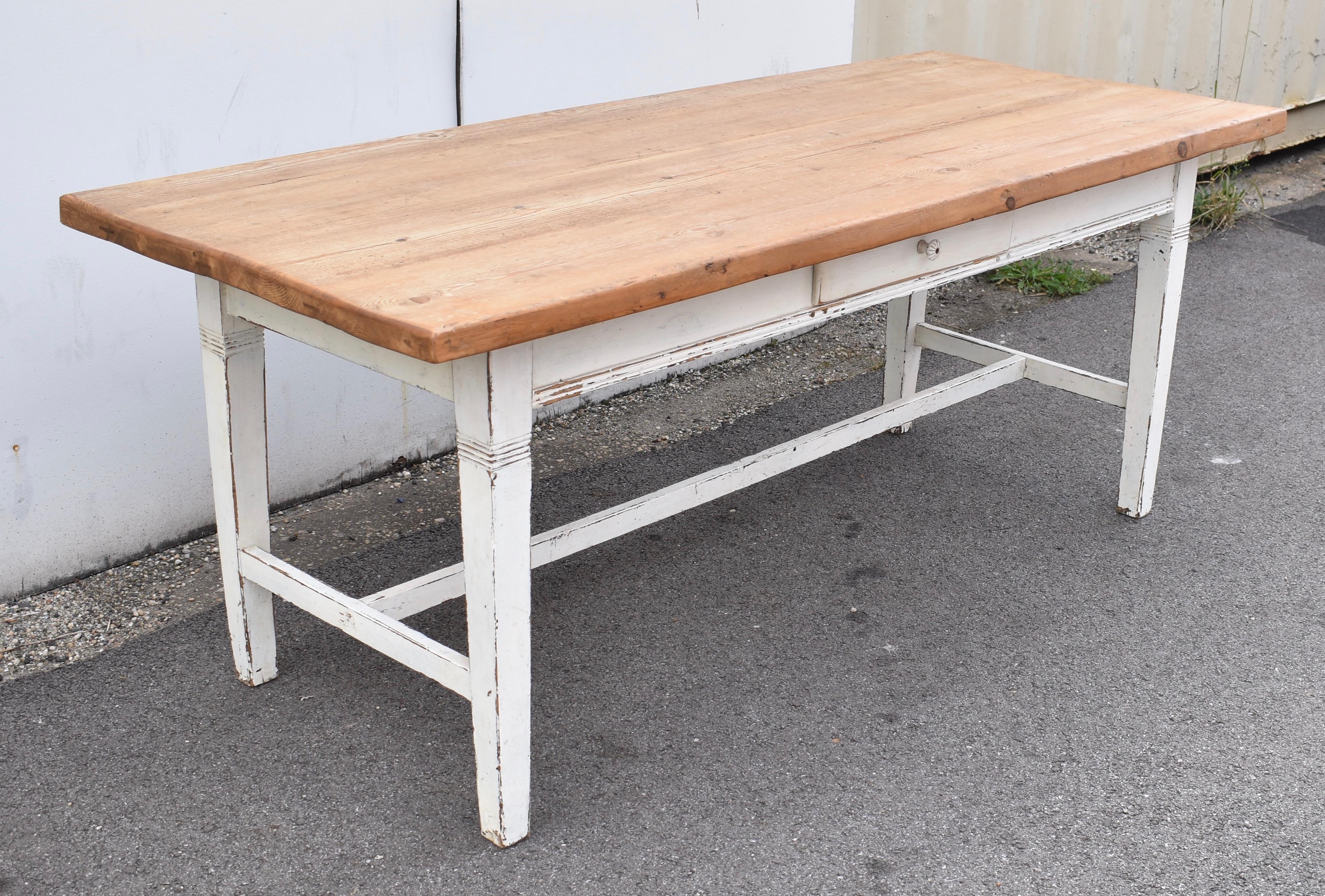 Table de ferme en pin Bon état - En vente à Baltimore, MD