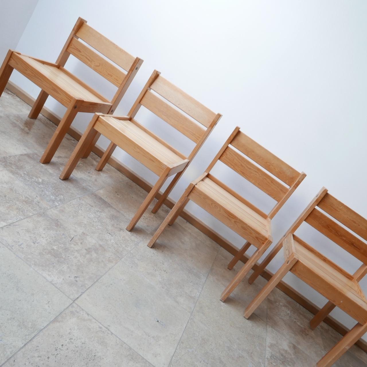 20ième siècle Ensemble de chaises de salle à manger en pin suédois du milieu du siècle dernier en vente