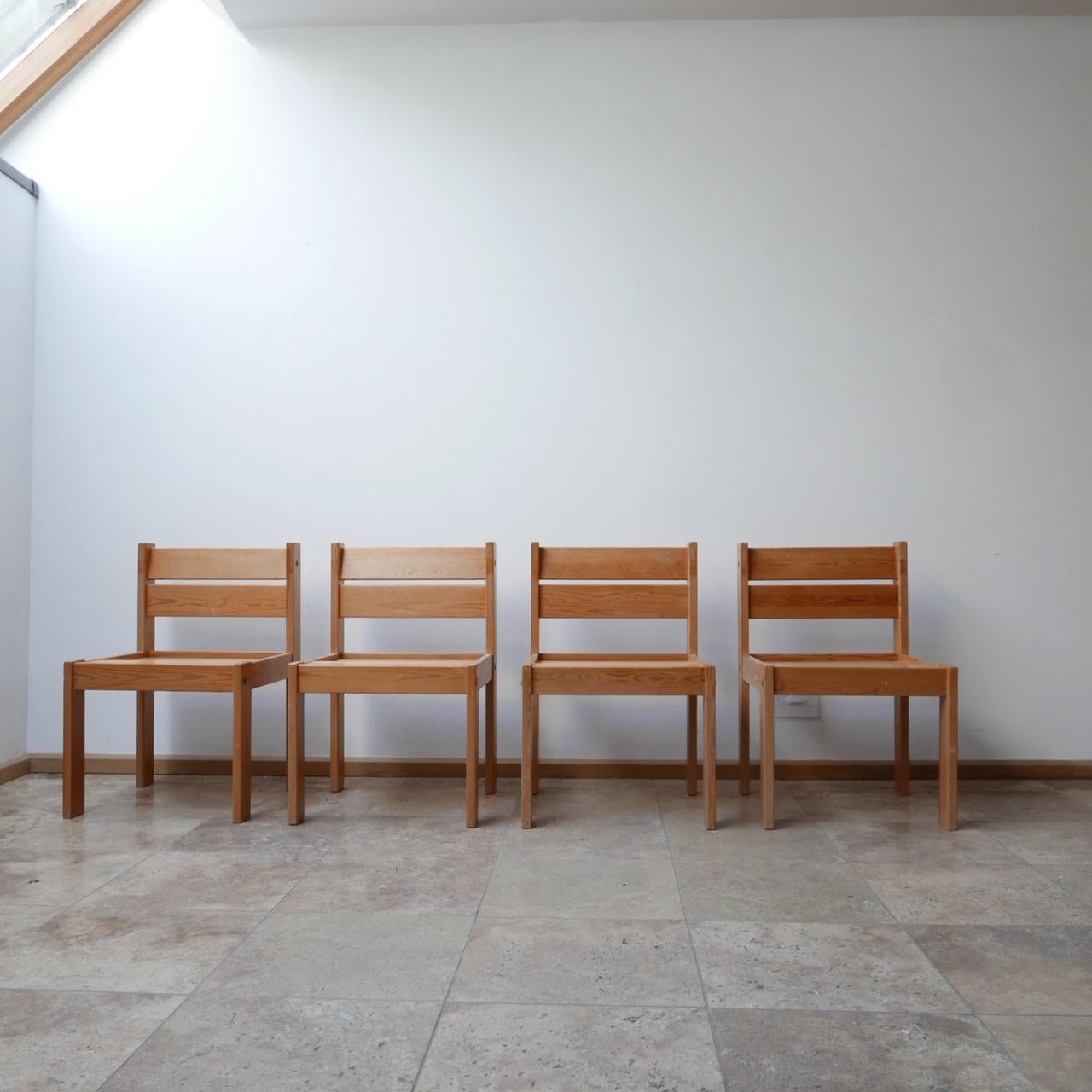 Pin Ensemble de chaises de salle à manger en pin suédois du milieu du siècle dernier en vente