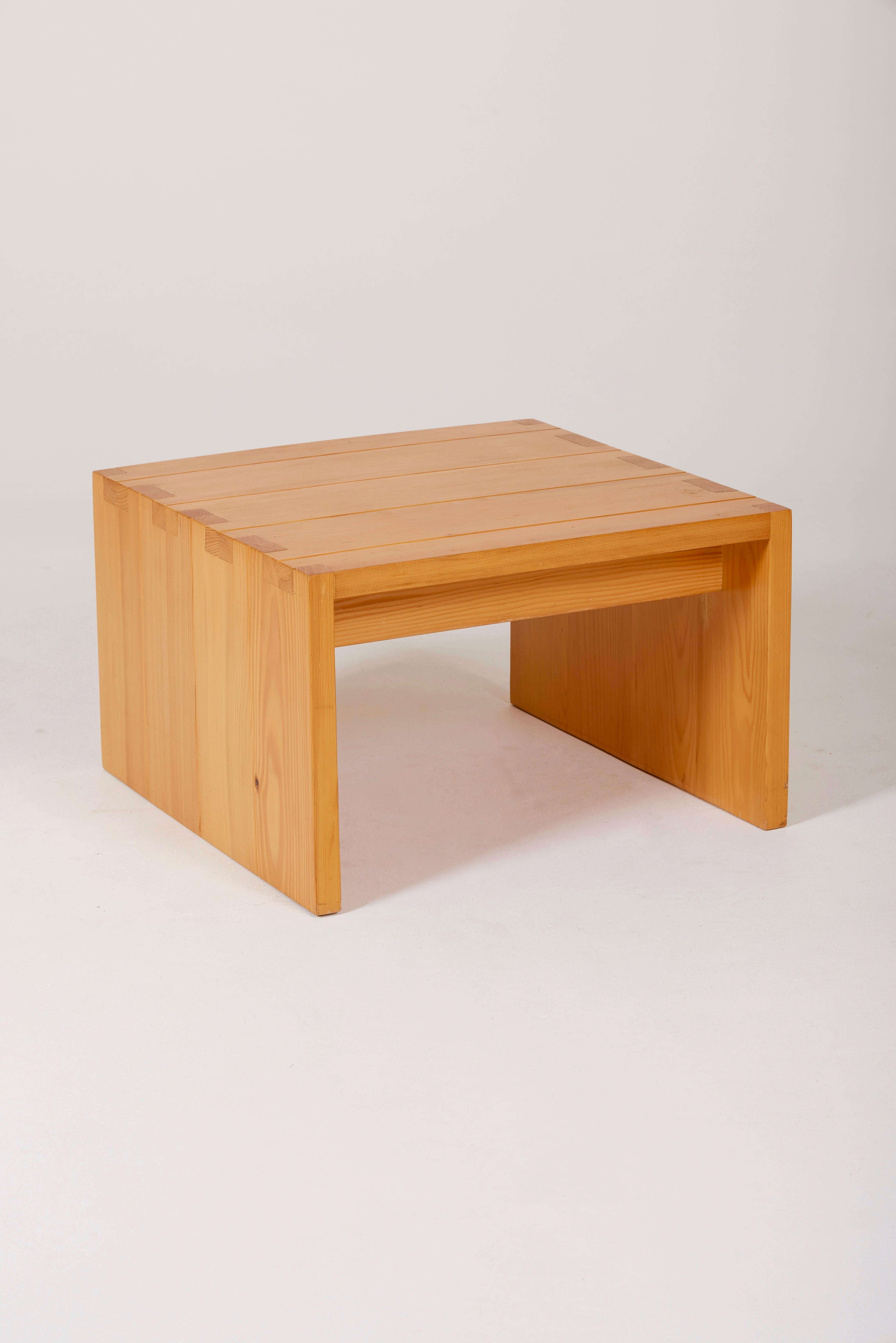 Table basse en pin massif réalisée par le designer Roland Haeusler pour la maison Regain dans les années 1960. Belle condition.

LP1137