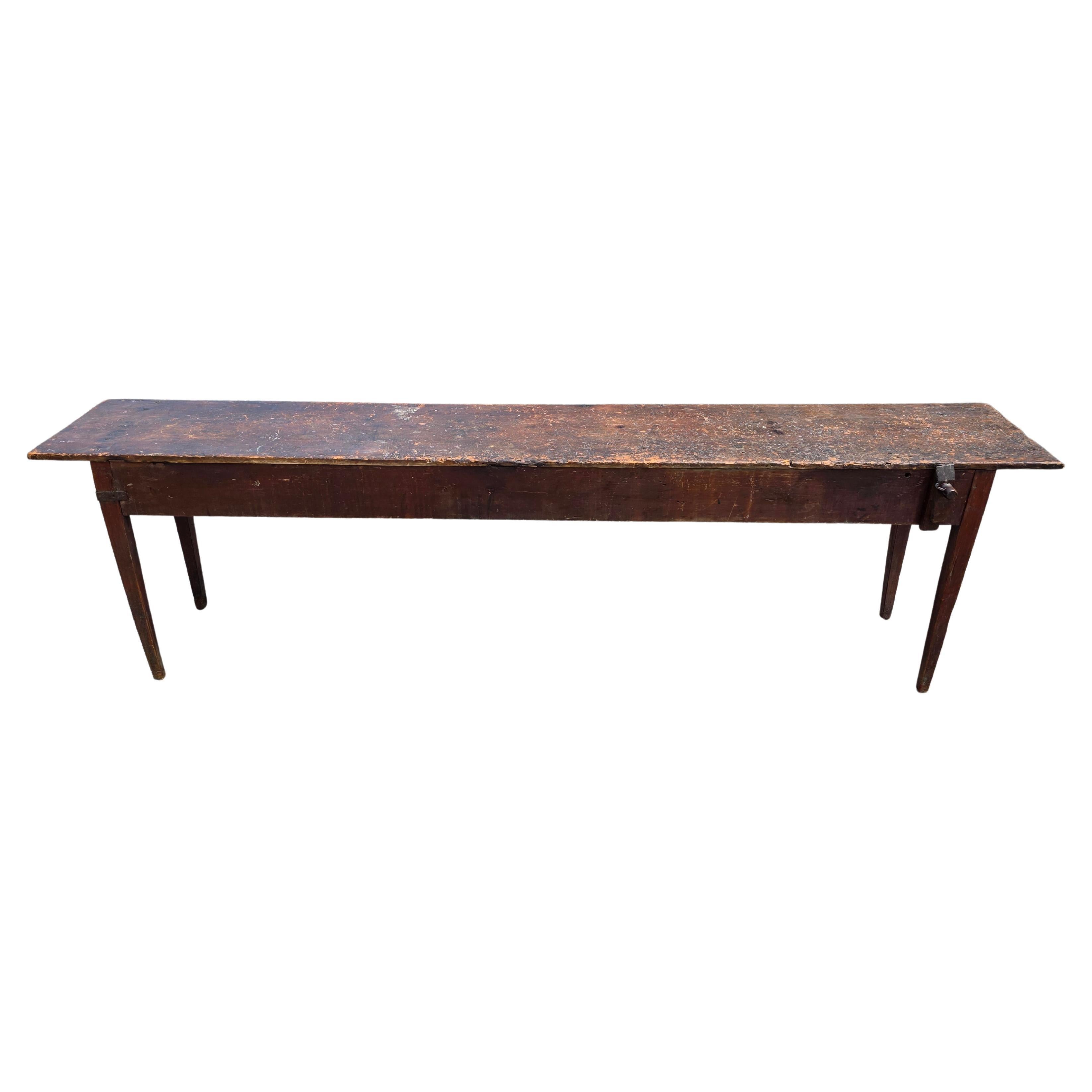 Pine table (Primitiv) im Angebot