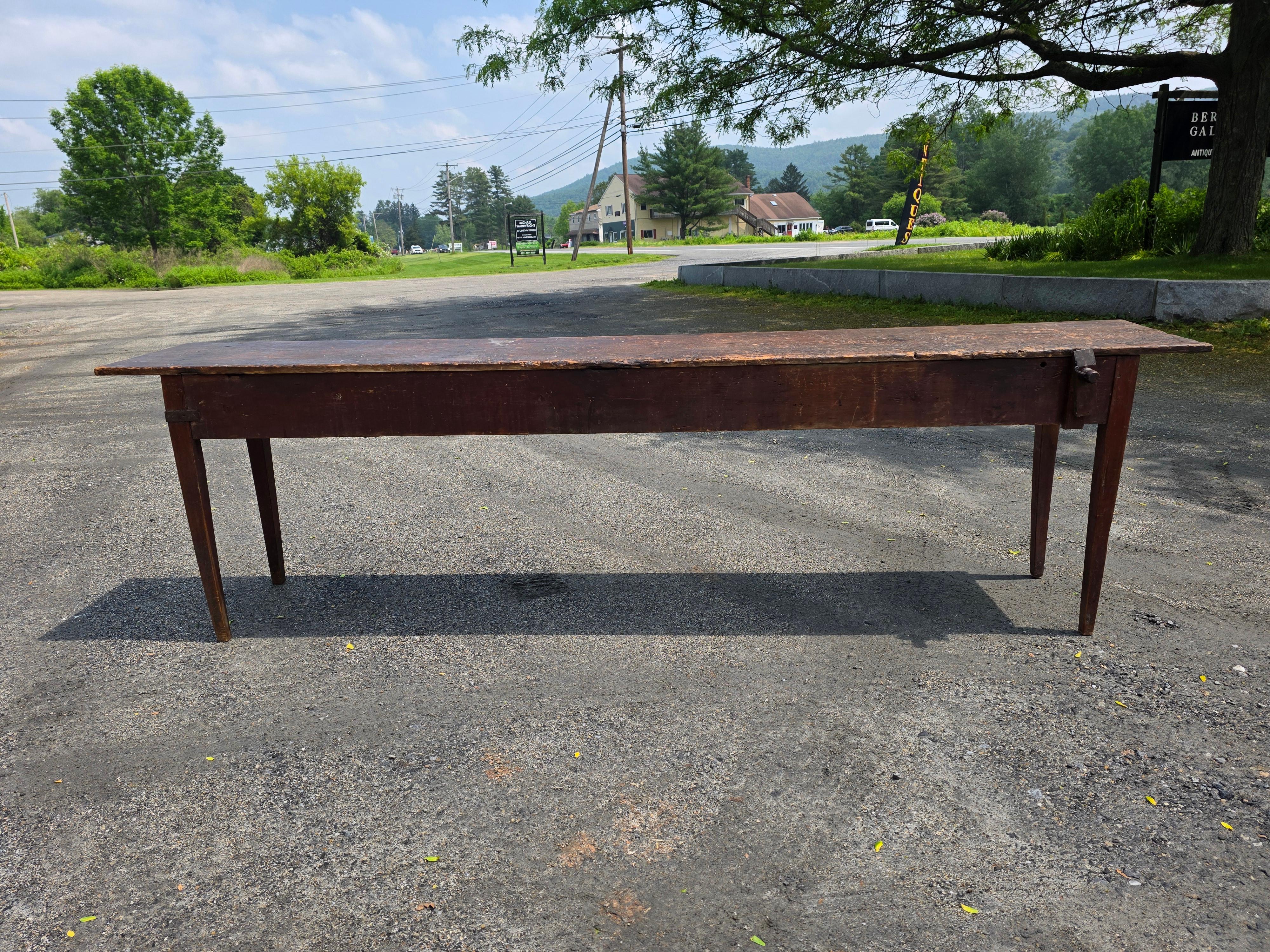 Pine table (Handgefertigt) im Angebot