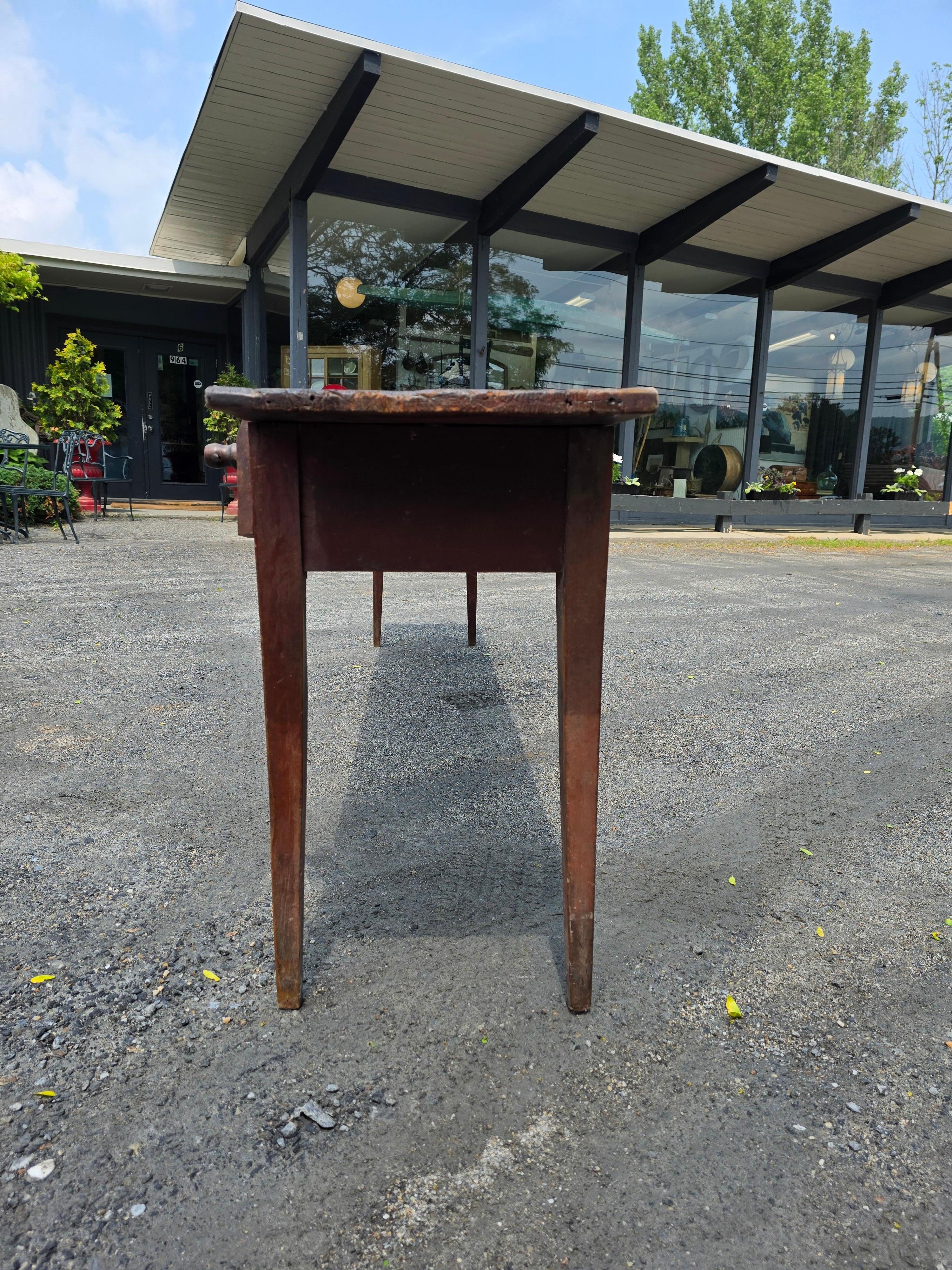 Pine table (Spätes 18. Jahrhundert) im Angebot