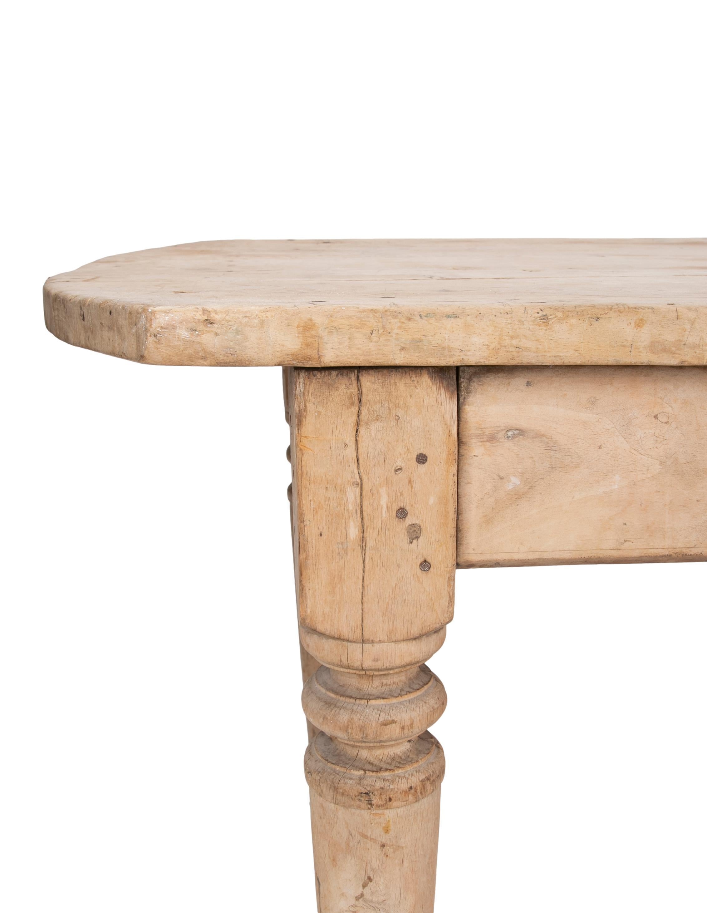 Pine Table in a Plain Natural Colour with Turned Legs In Good Condition For Sale In Marbella, ES