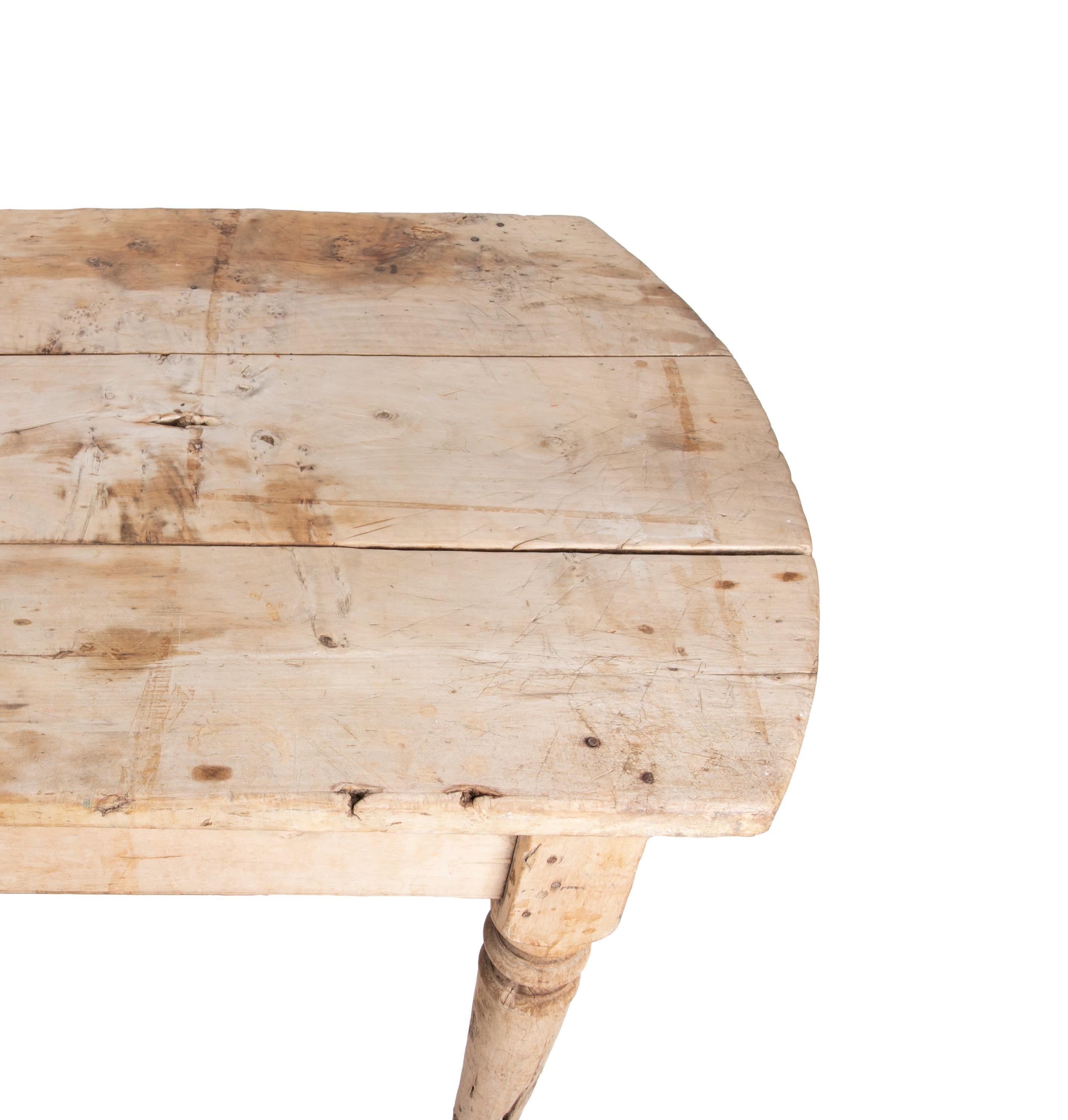 Pine Table in a Plain Natural Colour with Turned Legs For Sale 1