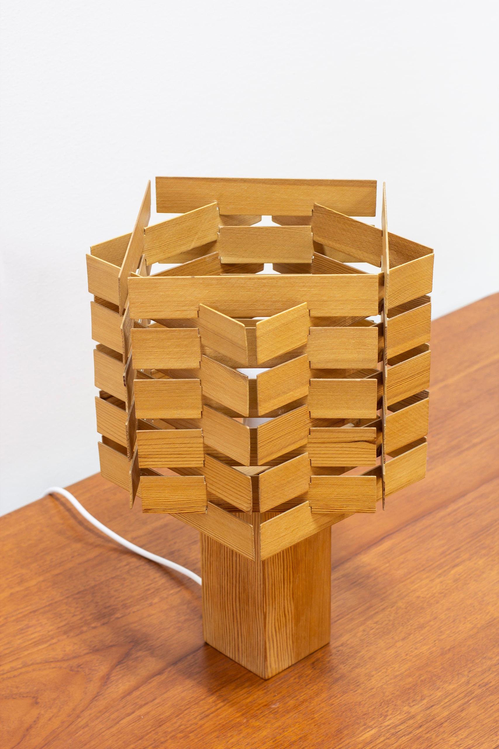 Pine table lamp reminiscent to the works of architect Bengt Lindroos. Produced in Sweden by unknown maker ca 1960s. Solid pine base with lamp shade made from pine slats. Light switch on the chord. Very good vintage condition with few signs of age