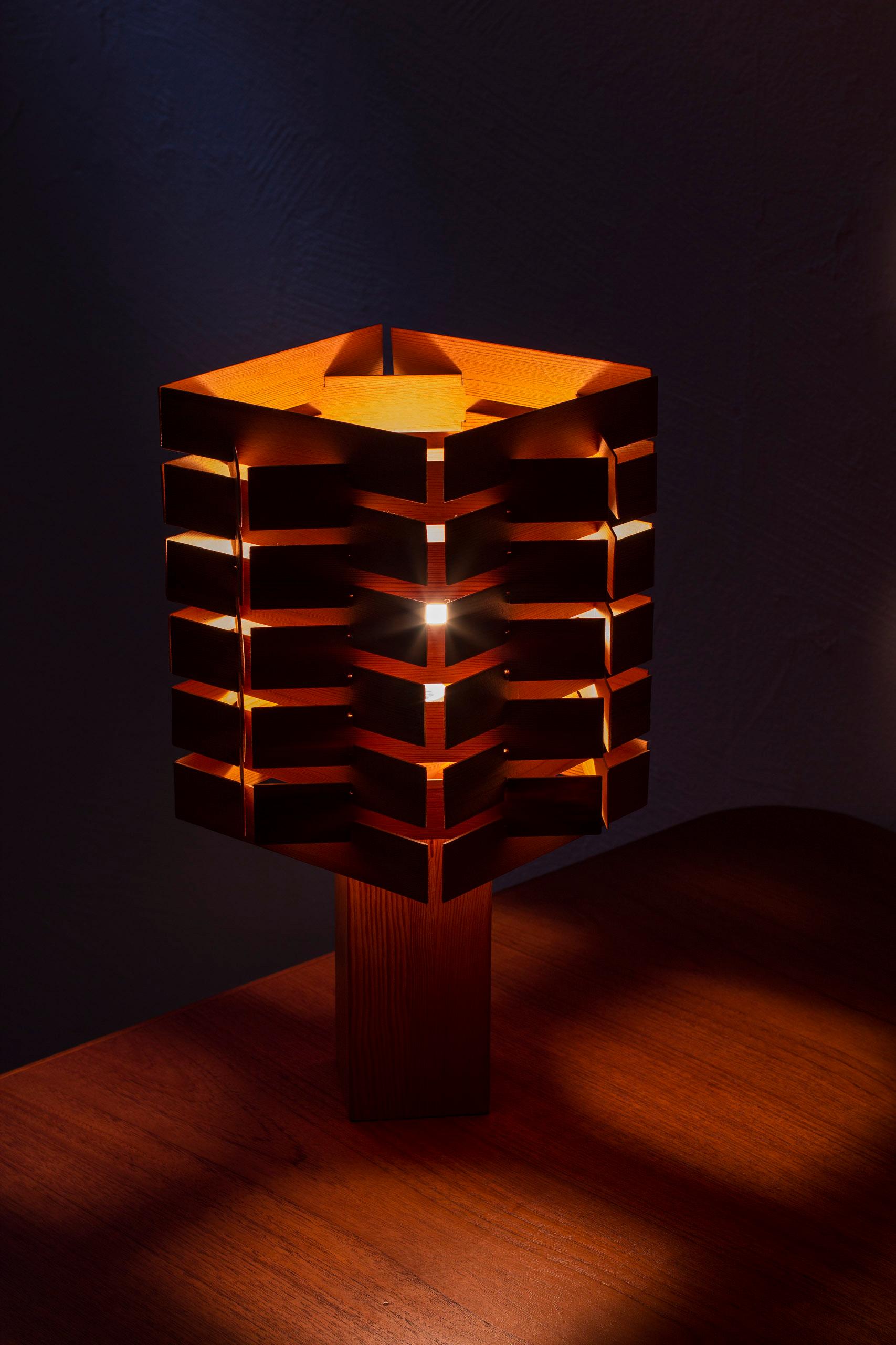Pine Table lamp attributed to Bengt Lindroos. Sweden, 1960s In Good Condition For Sale In Hägersten, SE