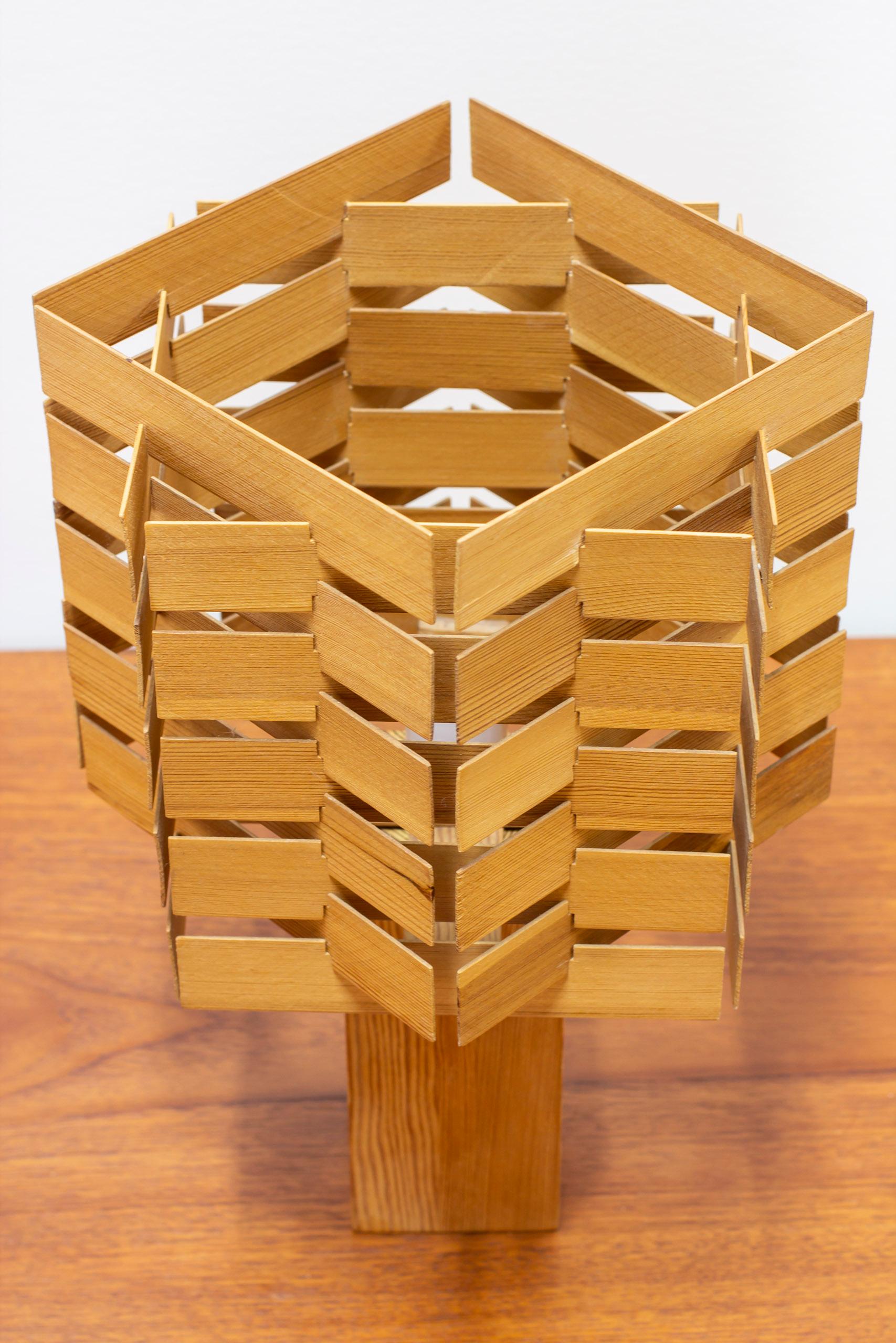 Pine Table lamp attributed to Bengt Lindroos. Sweden, 1960s In Good Condition For Sale In Hägersten, SE