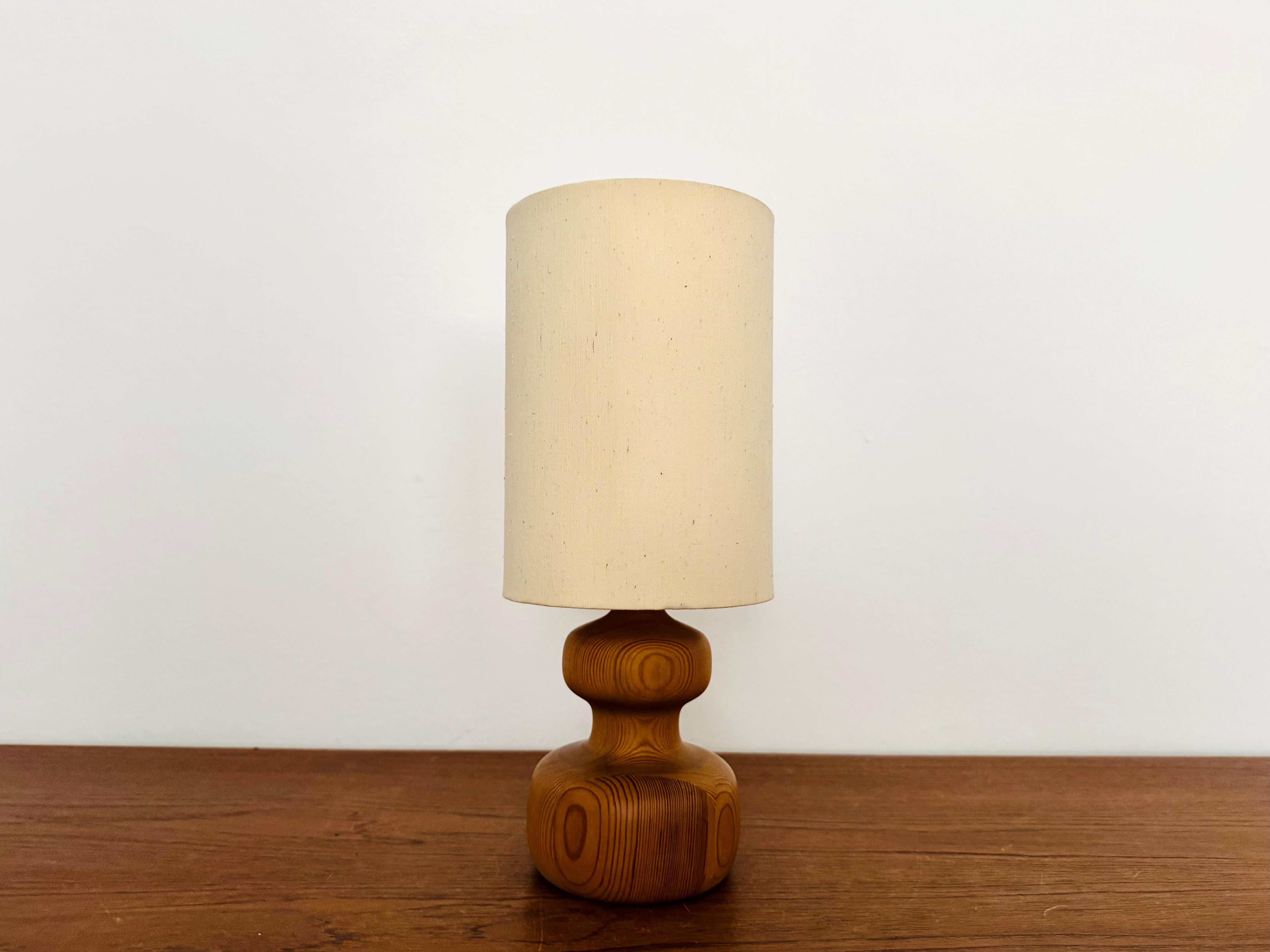Beautiful Swedish table lamp from the 1960s.
Great and external design with a fantastic noble look.
There is a very cozy light.

Manufacturer: Lystella
Design: Yngve Ekström

Condition:

Very good vintage condition with clear age -related signs of