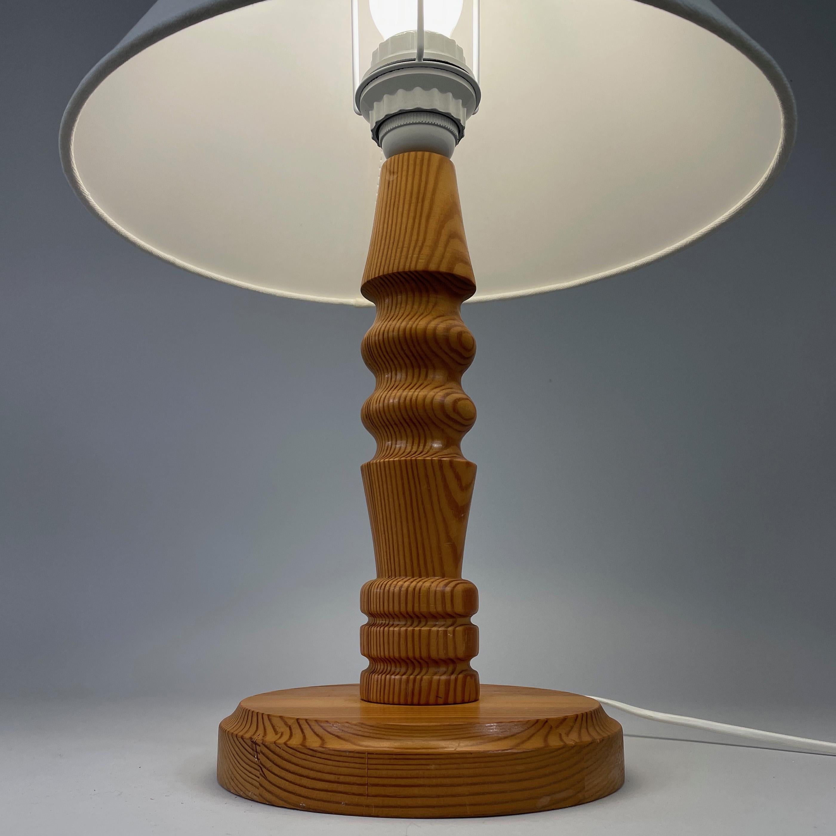 Lampe de table en pin, Suède, années 1970 en vente 3