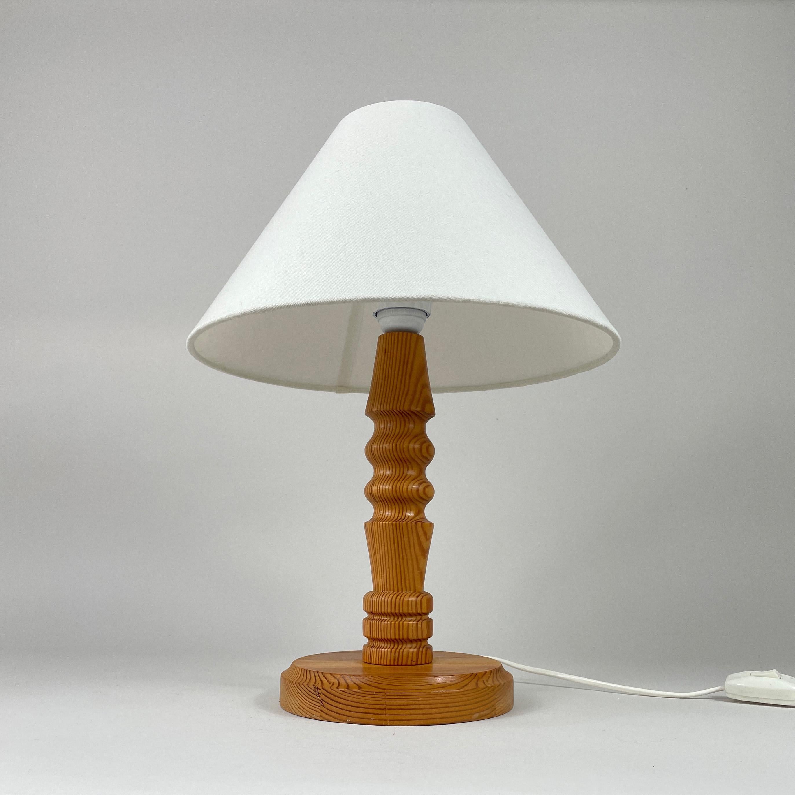 Lampe de table en pin, Suède, années 1970 en vente 4
