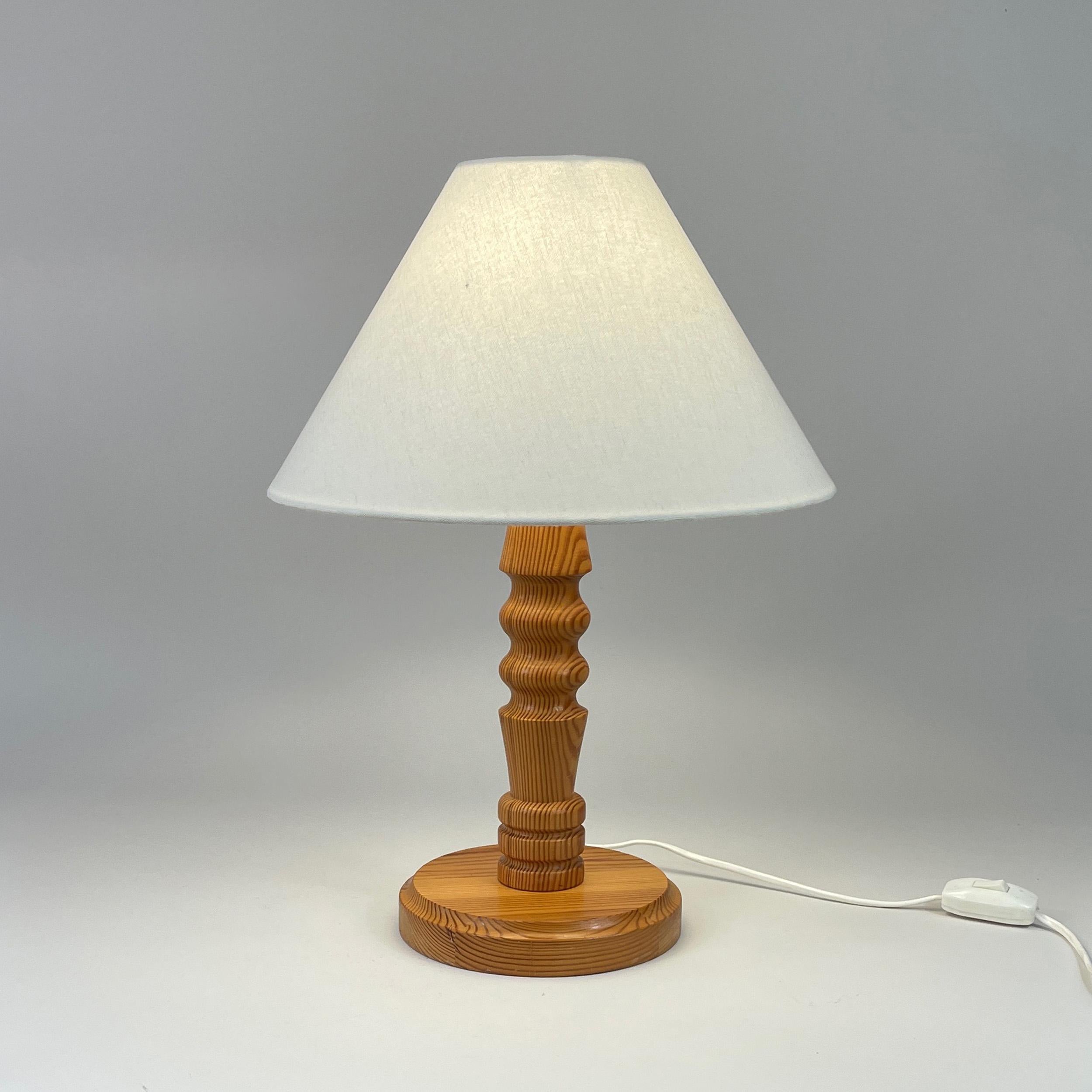 Postmoderne Lampe de table en pin, Suède, années 1970 en vente