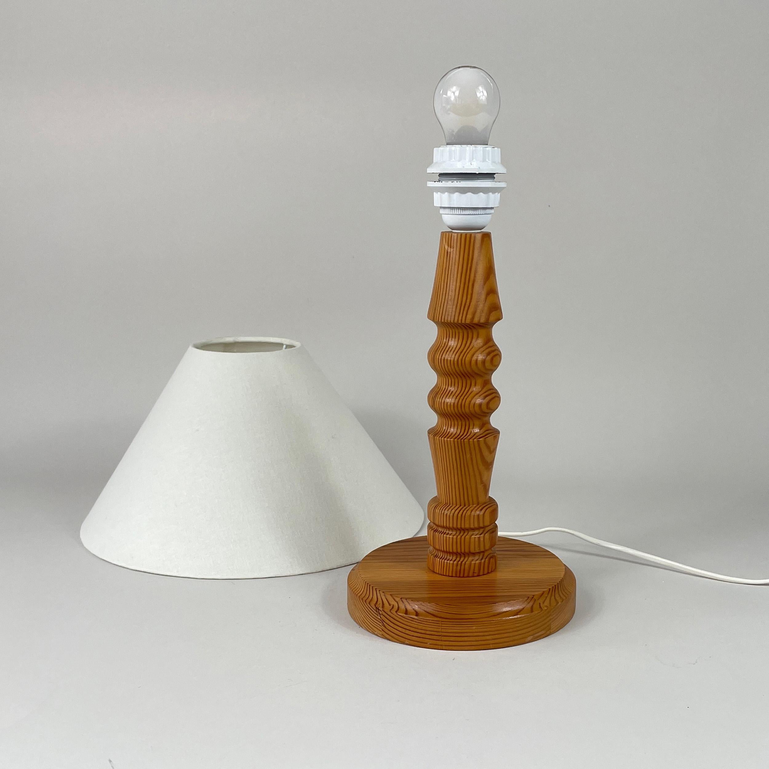 Lampe de table en pin, Suède, années 1970 en vente 1